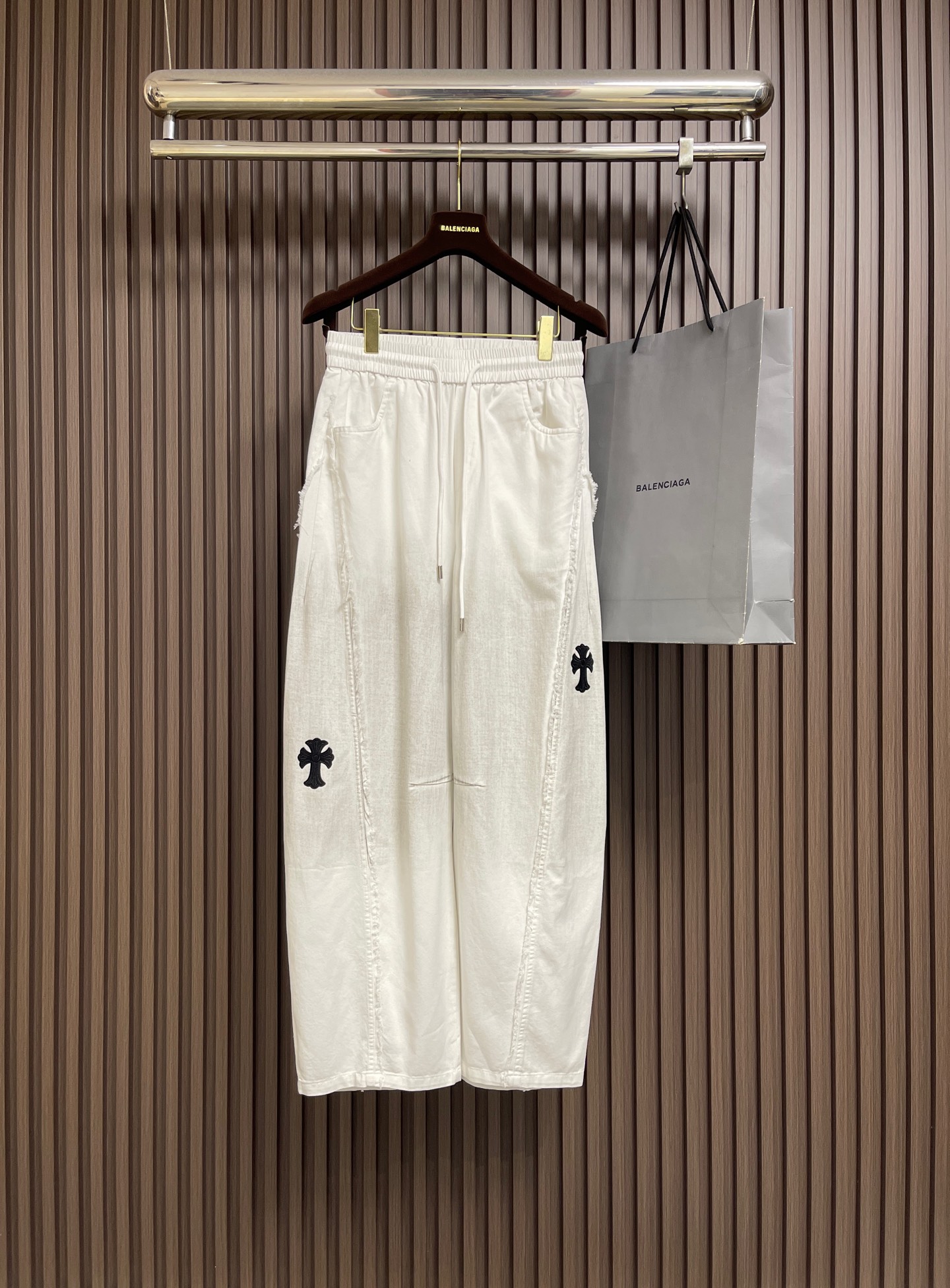 NO:856231,CH Croix heart cross pattern logo series straight jeans, leather cross pattern design, jacquard cotton imported from Japan, thickness and texture can be compared at will... The fabric texture is in place, so the sewing machines used are top-notch German goods, one has 7 digits, and the wiring is super neat!  !  !  Original hardware provided by customer, both front and back are incomparably beautiful. Sizes M-3XL, chrome hearts, jeans,19860909CH 克罗心十字花标识系列直筒牛仔裤,拼皮十字花设计,日本进口提花棉料,厚度和质感随意对比....面料质感到位,所以用的车线机都是德国顶级货,一台7位数,走线超级整齐！！！ 客供原厂五金,正反都无敌漂亮.尺码M-3XL,,chrome hearts,jeans,,Men's clothing