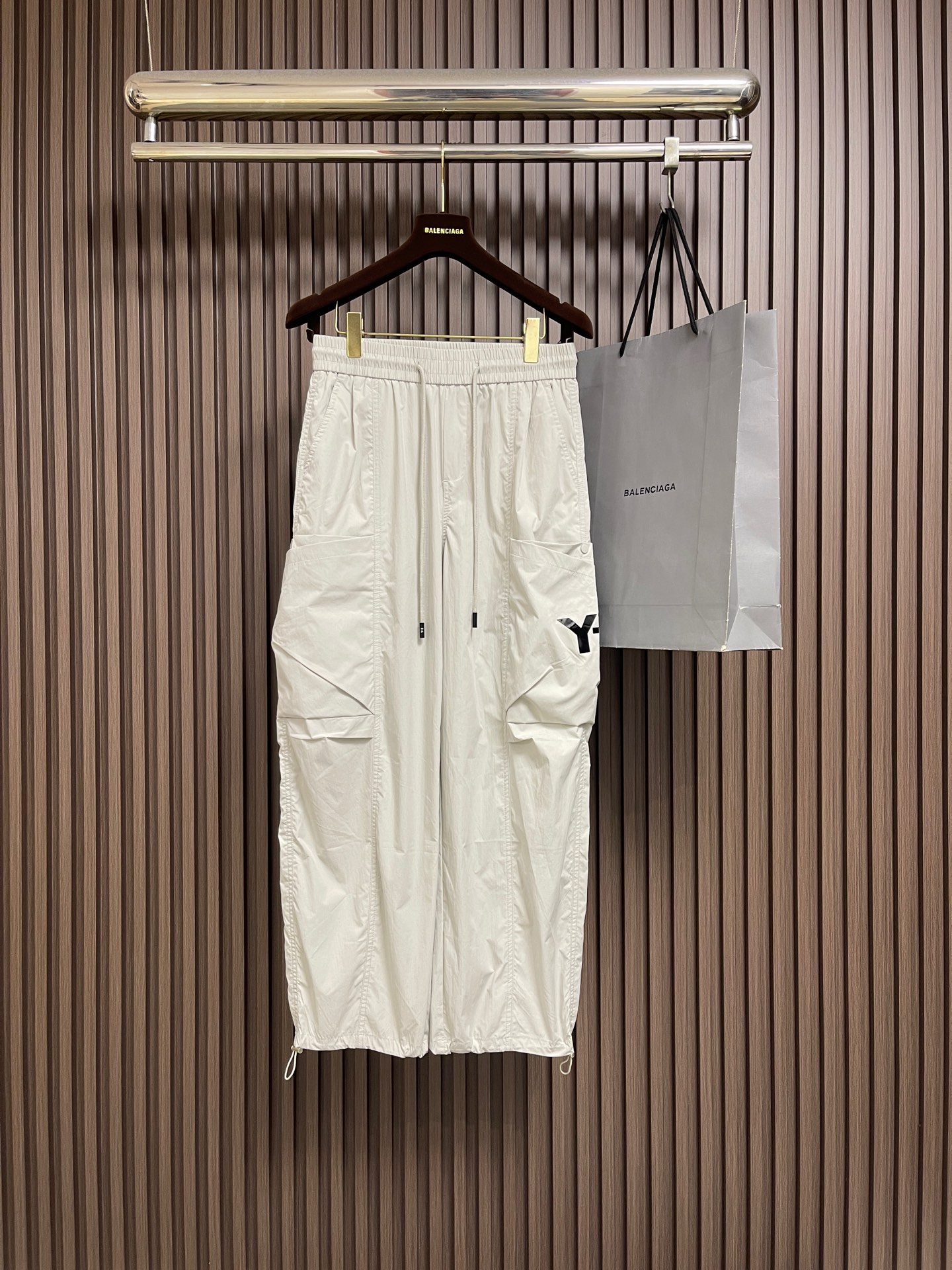 NO:856165,Y3 2026FW new summer high street multi-pocket sweatpants, workwear element series sports casual pants are carefully crafted!  Work clothes three-dimensional pocket design!  The washed fabric is not easy to deform and fade!  The three-dimensional tailoring is made of pure cotton and has a loose fit, which is quite wide and stylish!  Customized fabric layered tailoring pants with a full and plump shape!  Fashionable, versatile and designed sweatpants!  Customized fabrics with natural and soft colors are fully open to the design concept, top-quality workmanship and versatile styles, and the pure cotton material is comfortable, breathable and elastic!  Size M-3XL,,19860909Y3 2026FW夏季新品高街多袋卫裤,工装元素系列运动休闲裤精细打造！工装立体口袋设计！水洗工艺面料不易变形褪色！立体剪裁定纯棉料宽松版型挺阔有型！定制面料层次剪裁裤型饱满丰盈！时尚百搭富有设计的一款卫裤！定制面料色泽自然柔和设计理念完全打开、工艺品质顶级百搭版型极好、纯棉材质舒适透气有弹性！尺码M-3XL,,,Men's clothing