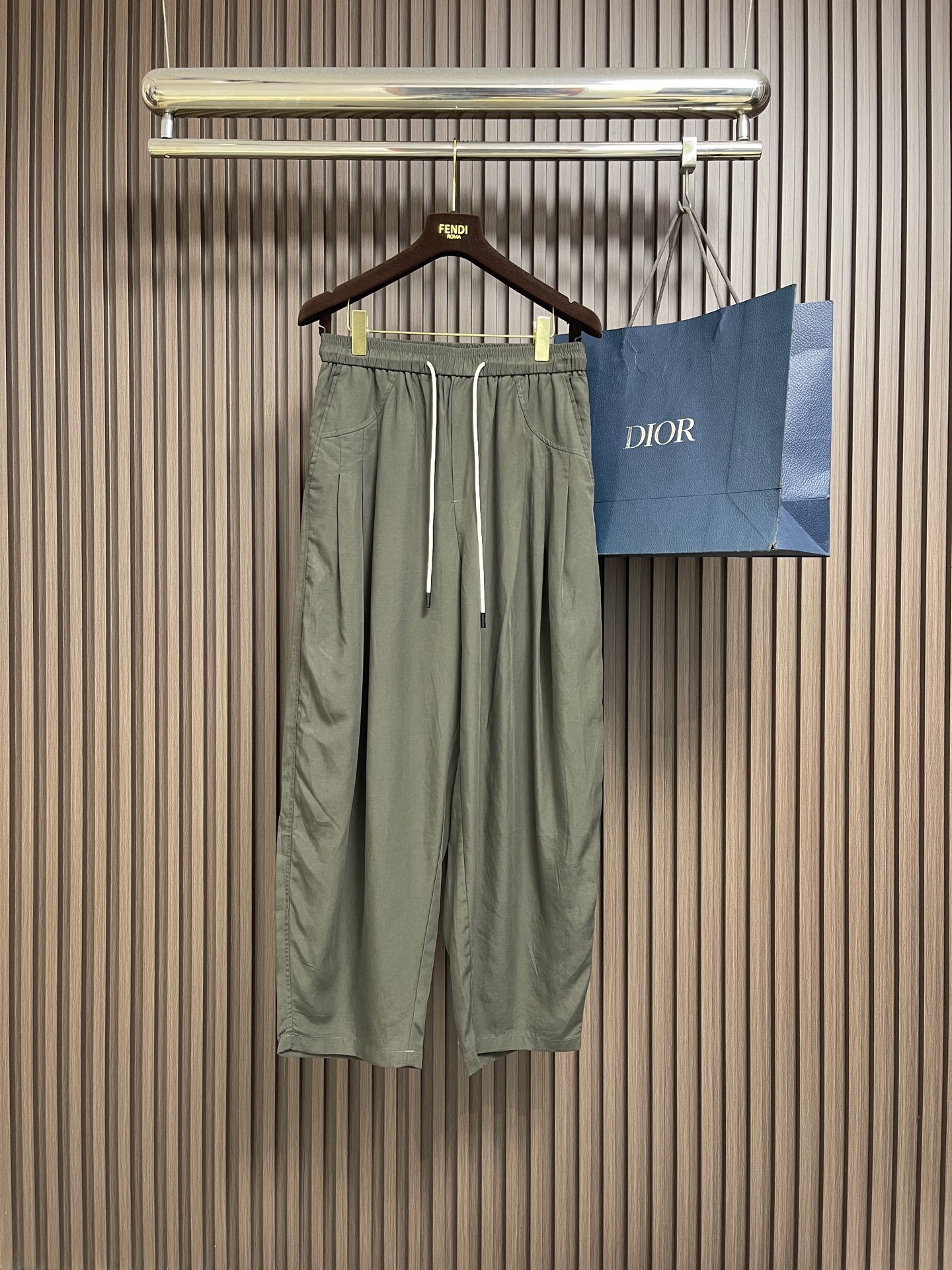 NO:856203,Y3 Yohji Yamamoto's 2026SS spring and summer new straight-leg pants, made of soft polyester fabric and very comfortable on the upper body. Y-3 letter logo laminated design!  Very suitable for the current season, the upper body is fashionable and stylish, and full of energy!  The fabric feels delicate and silky, and its light texture gives you the ultimate wearing experience without any sense of weight. It is also highly breathable and quick-drying, making it an excellent choice in the hot summer!  The luxurious and eye-catching color matching is full of big-name flavor, the visual effect is unparalleled, the color fastness is impeccable, and the unique lettering brings a more eye-catching fashion charm to the outfit!  Precise and three-dimensional cutting, the upper body is super fashionable and stylish, creating a different street sports style!  Size M-3XL,,19860909Y3 山本耀司 2026SS春夏新款直筒裤,面料柔软的聚酯纤维面料上身舒适感非常好.y-3字母logo压胶设计！非常适合当下季节穿着,上身时尚有型,精气神十足！面料手感细腻丝滑,轻薄的质感给你带来极致的穿着体验,毫无负重感,同时也极具强大的透气速干性,真是炎炎夏日里的绝佳之选！奢华耐看的配色充满了大牌气息,视觉效果无与伦比,色牢度更是无懈可击,独特的字样更是为套服饰带来了更为养眼的时尚魅力值！精准立体的版型裁剪,上身超级时髦有型,打造出不一样的街头运动范儿！尺码M-3XL,,,Men's clothing