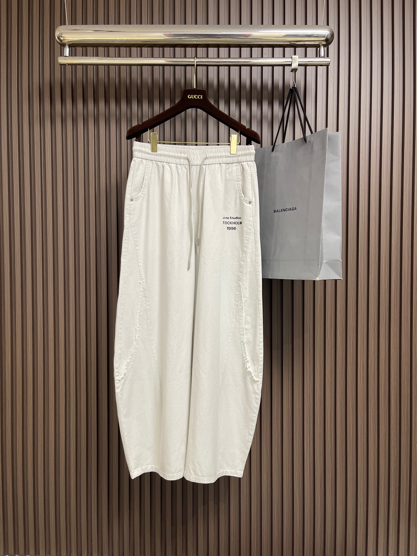 NO:856222,acne studios  Washed wide-leg jeans, with their unique charm, have become a fashionable item for both men and women. They are made of high-quality fabrics and processed with fine washing technology to present a natural retro color. They not only retain the classic charm of jeans, but also add a bit of modernity. The wide-leg design is loose and comfortable, which not only modifies the leg shape, but also makes it more fashionable. Whether it is simple or elegant.  Elegant, it can be easily controlled, showing an extraordinary fashion attitude. The design of the same style for men and women makes this an excellent choice for couples or girlfriends. Whether it is daily travel or casual gatherings, it can make you the center of attention. Simple yet stylish, this washed wide-leg style is an indispensable fashion tool in your wardrobe. Sizes M-3XL,,acne  studios,dior,jeans,19860909acne studios 水洗阔腿牛仔裤,以其独特的魅力,成为男女皆宜的时尚单品.采用优质面料,经过精细水洗工艺处理,呈现出自然复古的色泽,既保留了牛仔的经典韵味,又增添了几分现代感.阔腿设计宽松舒适,不仅修饰腿型,更显大气时髦.无论是搭配简约,还是优雅,都能轻松驾驭,展现出不凡的时尚态度.男女同款的设计,让这款成为情侣装或闺蜜装的绝佳选择,无论是日常出行还是休闲聚会,都能让你成为焦点.简约而不失格调,这款水洗大气阔腿,是你衣橱里不可或缺的时尚利器.尺码M-3XL,,acne studios,dior,jeans,,Men's clothing
