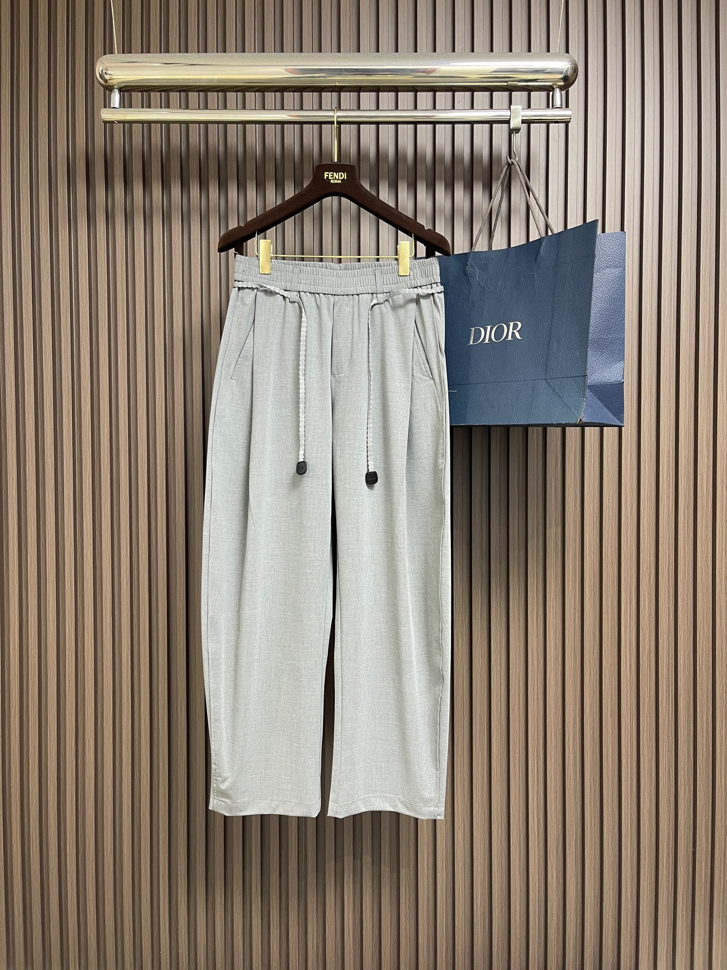 NO:856213,LOEWE straight trousers with back pocket embroidery, the 3D embroidery process is amazing, the brand logo is three-dimensional and full, highlighting the sense of sophistication and luxury; sand washing gives the fabric a unique texture and soft feel, each pair of trousers is unique, it is a perfect fusion of fashion and craftsmanship. Sizes M-3XL,, loewe, loewe,19860909LOEWE 罗意威后袋刺绣直筒长裤,3D立体刺绣工艺令人赞叹,品牌标识立体饱满,凸显精致与高级感；沙洗赋予面料独特纹理与柔软手感,每条裤都独具个性,是时尚与工艺完美融合的佳作.尺码M-3XL,,loewe,loewe,,Men's clothing
