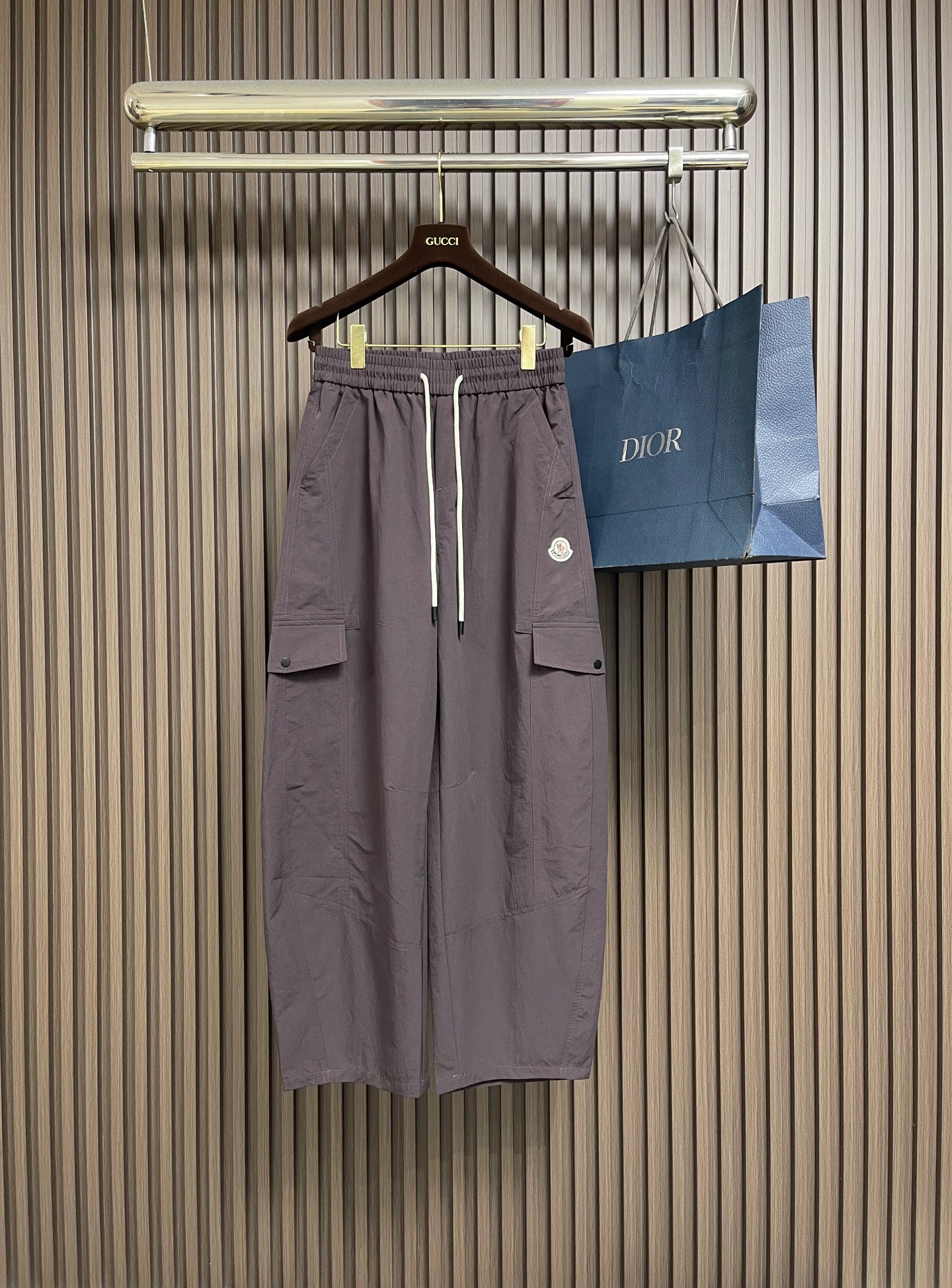 NO:856175,moncler 2026ss new product launch classic multi-pocket casual overalls, a classic series that must be released every year, all details upgraded version, disassembled and customized according to the original version, all accessories and fabrics have reached the original quality, customized original zippers, knee side pockets!  The upper body is cool, soft, comfortable and versatile. Sizes M-3XL,,19860909moncler 2026ss新品发售经典多袋休闲工装裤,每年必出的经典系列,全部细节升级版本、按正版拆解定制而成,所有辅料、面料已达原版品质、定制原版拉链、膝盖侧边口袋！上身酷劲十足、柔软舒适、百搭.尺码M-3XL,,,Men's clothing