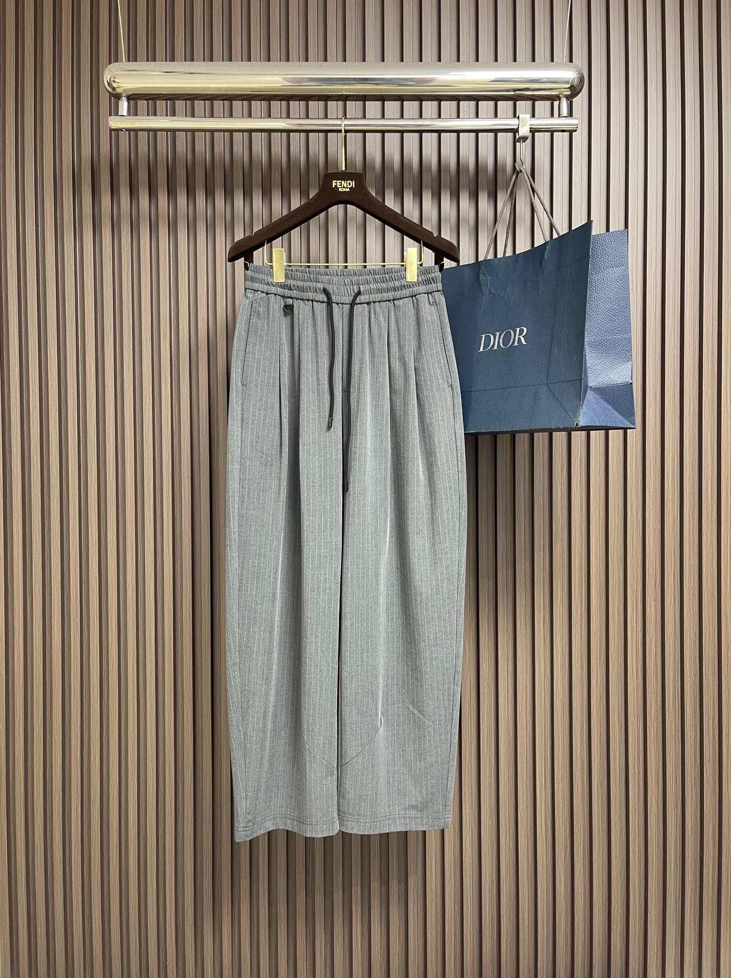 NO:856185,Prada 2026ss new summer vertical striped casual pants can be called a walking fashion treasure!  The three-dimensional tailoring outlines the perfect leg shape, and the high-elastic fabric has 0 restraints from morning to night. The elastic band on the back hides the flesh and makes it slimmer. It is very friendly to fat celebrities. The mid-high waistline has a nine-point length that exposes the ankles. It is super stylish when paired with leather shoes and sports shoes. It is anti-wrinkle and does not need ironing, and it is also straight when traveling. The drapey texture makes you walk with style. Whether you are commuting, leisurely or at home, it can be easily adapted, making you comfortable and fashionable, and easily become the focus of the street!  Size M-3XL,,prada,sneakers,19860909Prada 2026ss夏季新款竖条纹休闲裤,堪称行走的时尚宝藏！立体剪裁勾勒完美腿型,高弹面料从早到晚 0 束缚,后腰松紧带藏肉显瘦,对微胖星人超友好.中高腰线视觉 九分长度露脚踝,搭配皮鞋、运动鞋都超飒.抗皱免烫,出差也笔挺.垂坠质感走路带风.无论是通勤、休闲还是居家,它都能轻松适配,让你自在又时髦,轻松成为街头焦点！尺码M-3XL,,prada,sneakers,,Men's clothing