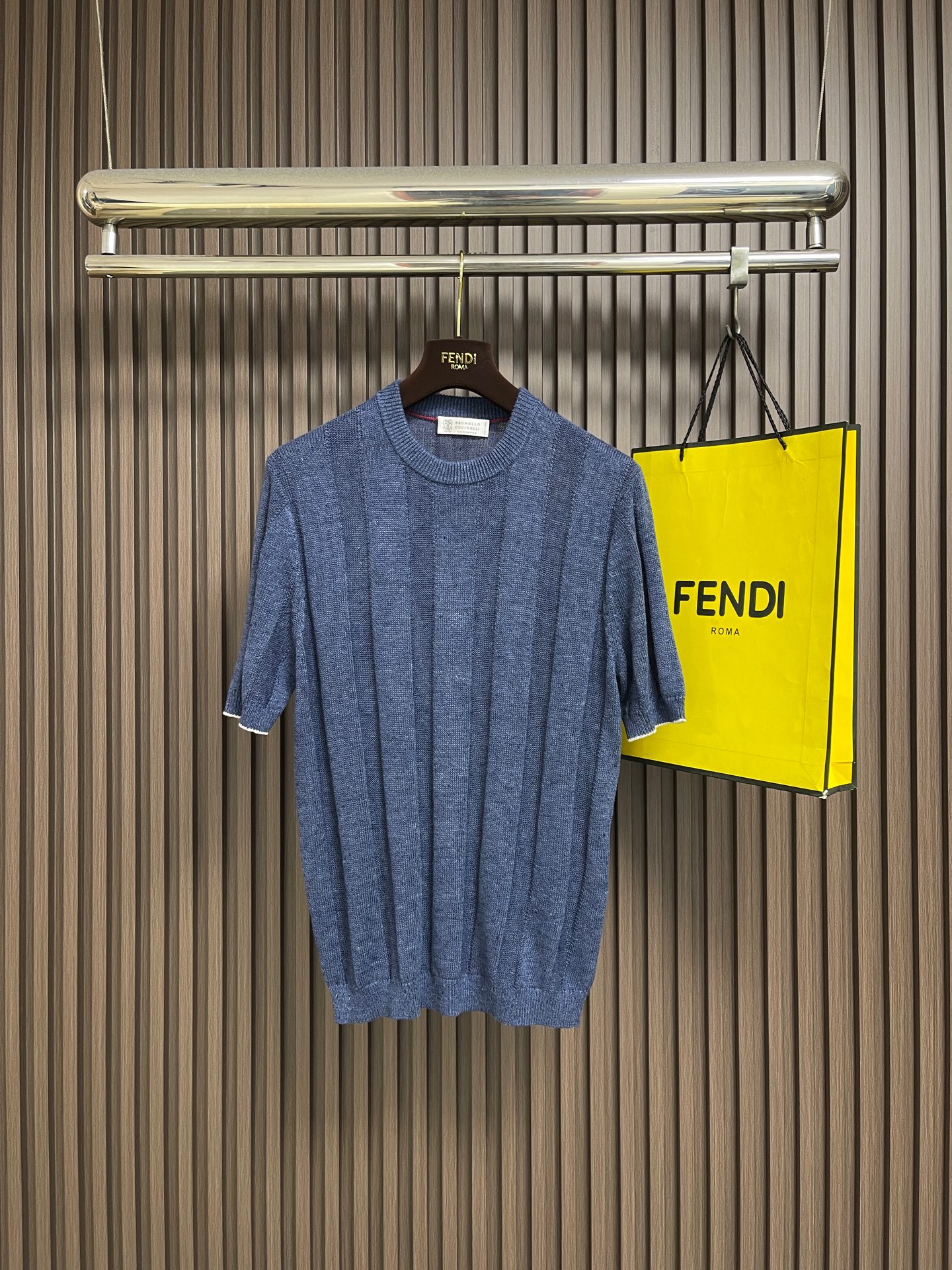NO:875277,BC striped cotton and linen short-sleeved T-shirt, a combination of natural fibers and exquisite craftsmanship, defines the unique style of this linen and cotton knitted T-shirt, adding an indispensable item to men's clothing. Size 46-48-50-52 46 yards Shoulder width 40 Chest 102 Length 65 48 yards Shoulder width 41 Chest 106 Length 66.5 50 yards Shoulder width 42 Chest 110 Length 68  Size 52, shoulder width 43, bust 114, length 69.5, T-shirt, tees, t-shirt,19860909BC 条纹棉麻短袖T恤,天然纤维与精湛工艺组合,定义出这款麻棉针织T恤的别致风格,为男装再添一件不可或缺的单品.尺码46-48-50-52 46码 肩宽40胸围102 衣长65 48码 肩宽41 胸围106 衣长66.5 50码 肩宽42胸围110 衣长68 52码 肩宽43胸围114 衣长69.5,,T-shirt,tees，t-shirt,,Men's clothing