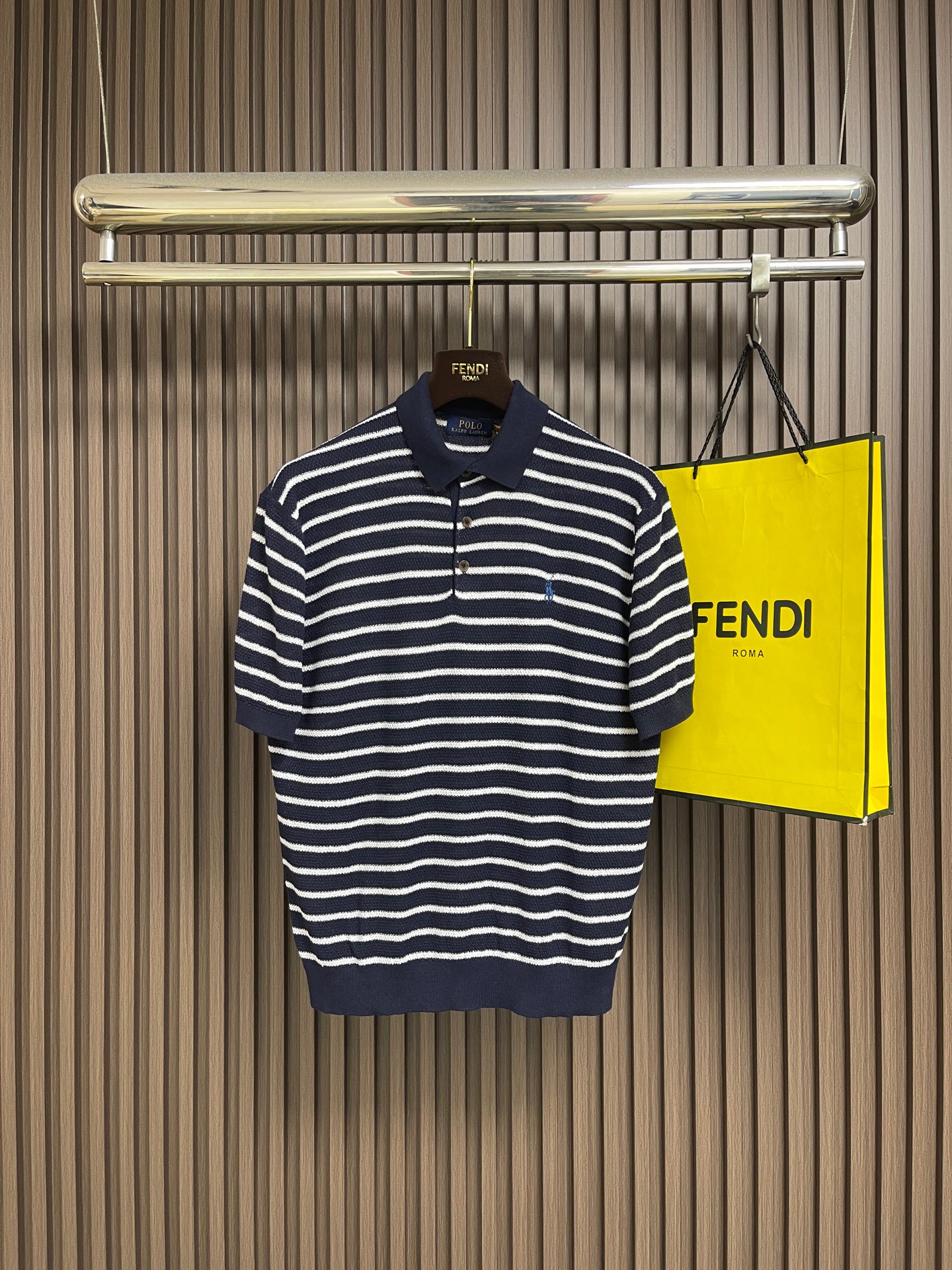 NO:875292,RALPH LAUREN RL  Ralph Lauren embroidered striped Polo collar short-sleeved sweater, custom-woven with luxurious tough and soft cotton yarn, with matte navy as the base, intertwined with moonlight white stripes, a retro classic style, and the elegance and relaxation accumulated by the years. The pony logo on the chest is engraved with a century-old American luxury charm.  , the stitching is delicate and elegant, and the square inches show the heritage of the family, and reveal the retro elegance silently. It adopts imported machine embroidery technology, uses advanced computer control system and precise mechanical components to realize the iconic pony embroidery operation. Size S-XL  S size bust 100 shoulder width 42 length 61 M size bust 104 shoulder width 43 length 63 L size bust 108 shoulder width 44 length 65 XL size bust 112 shoulder width 45 length 77,,loro piana,T-shirt,19860909RALPH LAUREN RL 拉夫劳伦刺绣条纹Polo领短袖针织衫,定织奢韧柔棉毛纱,以沉雾藏青为底,交织月光白条纹,复古经典格调,晕染岁月沉淀的优雅松弛.胸口小马徽标暗镌百年美式奢韵,针脚细腻考究,方寸尽显世家底蕴,于无声处流露复古贵气.采用进口机刺绣工艺,使用先进的计算机控制系统和精密的机械部件,实现标志性小马刺绣作业.尺码S-XL S码 胸围100 肩宽42衣长61 M码 胸围104 肩宽43衣长63 L码 胸围108 肩宽44衣长65 XL码胸围112肩宽45衣长77,,loro piana,T-shirt,,Men's clothing