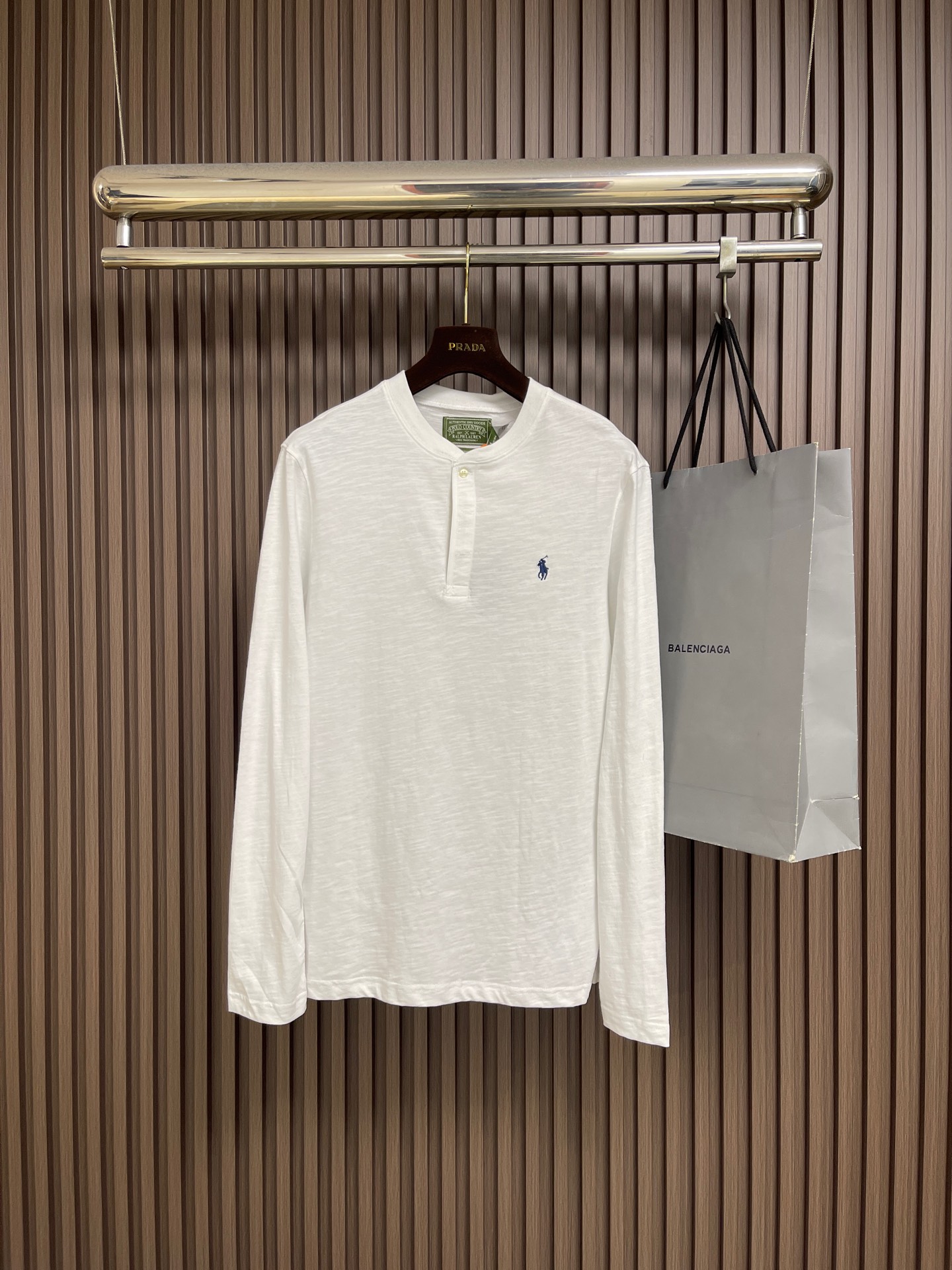 NO:875311,Ralph Lauren RL Ralph Lauren embroidered Henley collar long-sleeved T-shirt. Customized luxurious tough slub gauze fabric. Soft and crisp, comfortable and breathable. Obsidian black bottom. Like late night ink condensed on the texture, smearing out the deep luxury of urban minimalism. The red horse embroidery on the chest is a hot secret hidden in the wardrobe. The Henley collar long-sleeved version uses a minimalist silhouette to carry the texture. Silently, it creates a legendary wardrobe style.  Adopting imported machine embroidery technology and using advanced computer control systems and precision mechanical components to achieve the iconic pony embroidery operation with high precision and smooth and delicate lines. The fabrics have been fermented and washed for a better hand feel. Not easy to deform, not easy to shrink, not easy to fade, and maintain long-term beauty. Sizes S-XL  Bust 110, shoulder width 45, length 7419860909Ralph Lauren RL 拉夫劳伦刺绣亨利领长袖T恤 定制奢韧竹节纱点布 柔糯挺括 舒适透气 暗夜曜石黑铺底 如深夜墨色凝于肌理 晕染出都市极简的深邃奢意 胸前红马刺绣 是藏于衣间的炽热密语 亨利领长袖版型 以极简廓形承载质感 于无声处 铸就传世衣间格调 采用进口机刺绣工艺 使用先进的计算机控制系统和精密的机械部件 实现标志性小马刺绣作业 精度高 线条流畅而细腻 面料都经过酵洗 手感质感更佳 不易变形 不易缩水 不易褪色 保持长久的美观.尺码S-XL S码 胸围102肩宽42 衣长70 M码 胸围106肩宽43.5 衣长72 L码 胸围110肩宽45 衣长74 XL码胸围114肩宽46.5 衣长76,,loro piana,tees，t-shirt,,Men's clothing