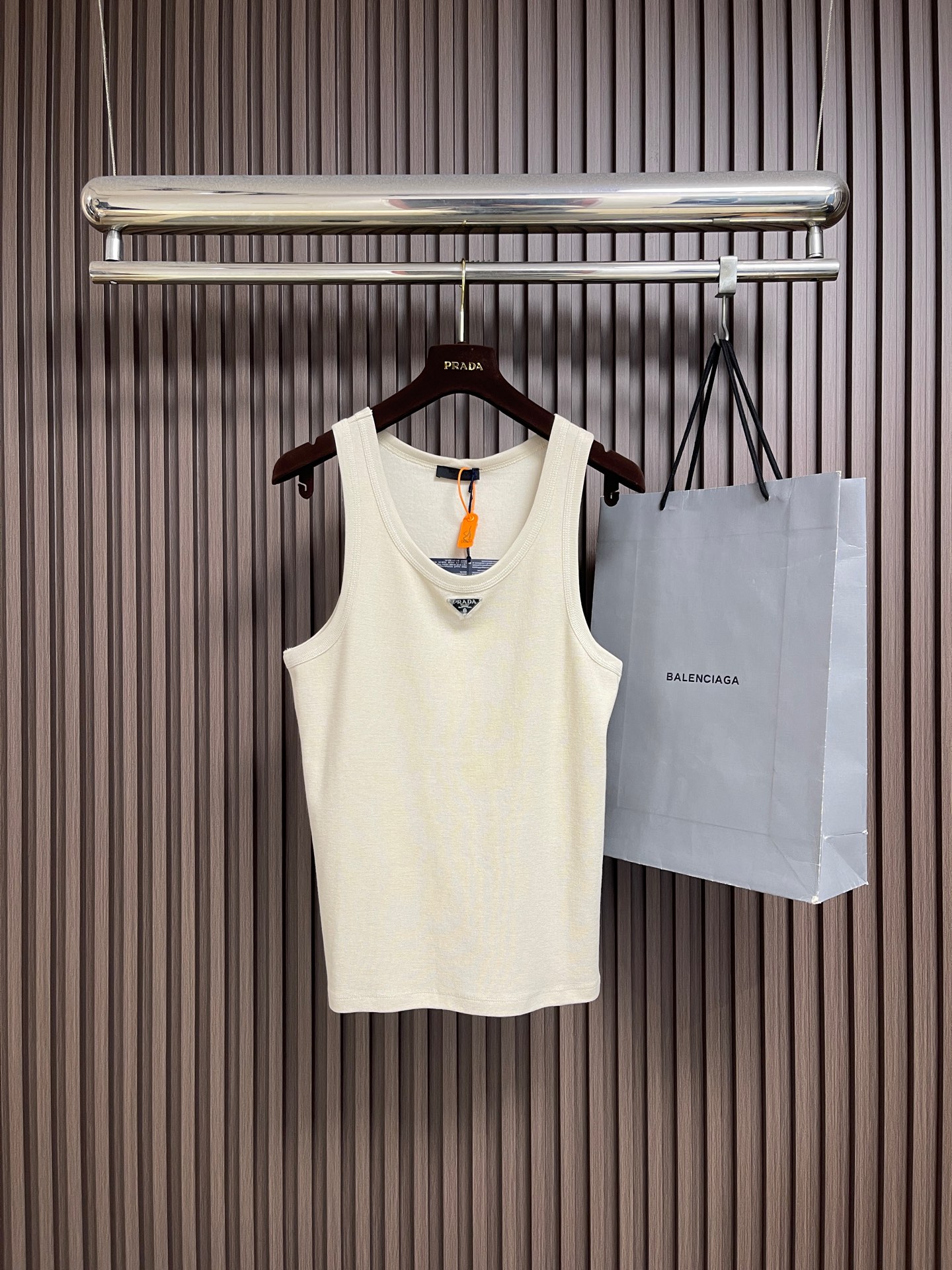 NO:875270,Prada chest triangle logo vest sleeveless T-shirt, customized high-elastic jersey material, delicate and soft, comfortable and close to the skin, the iconic Prada triangle logo embellishes the front, highlighting the brand charm, classic fashion and generous temperament, showing the elegant style at a glance, giving infinite possibilities. The imported special machine is used to locate the 'Prada triangle logo' with infrared rays. The position is more precise, firm and strong, and the fabrics have been washed, with better hand feel and texture. It is not easy to deform, not easy to shrink, not easy to fade.  Maintain long-term beauty. The overall wiring is straight and delicate, the fabric is comfortable and soft, and the color is consistent without color difference. It can be matched with the same style to create a fashionable look and control various occasions. Customized accessories, complete with three standards, same style for men and women!  Size S-XL S size Bust 90 shoulder width 31 length 63 Medium Bust 94 shoulder width 32 length 65 L size Bust 98 shoulder width 33 length 67 XL size bust 102 shoulder width 34 length 69, prada, tees, t-shirt,19860909Prada 胸前三角标背心无袖T恤,定制高弹平纹针织料 细腻柔软 舒适贴肤 标志性Prada三角标点缀正面 彰显品牌魅力 经典时尚 大方气质 把优雅风展露的一览无余 赋予无限可能.采用进口专机红外线定位“Prada三角标” 位置更为精准 牢固结实,面料都经过浇洗 手感质感更佳 不易变形 不易缩水 不易褪色 保持长久的美观.整体走线平直细腻,面料舒适柔软,颜色一致无色差 能与同款搭配营造时尚造型,驾驭各种场合,定制辅料,三标齐全,男女同款！尺码S-XL S码 胸围90肩宽31衣长63 M码 胸围94肩宽32衣长65 L码 胸围98肩宽33衣长67 XL码胸围102 肩宽34衣长69,,prada,tees，t-shirt,,Men's clothing