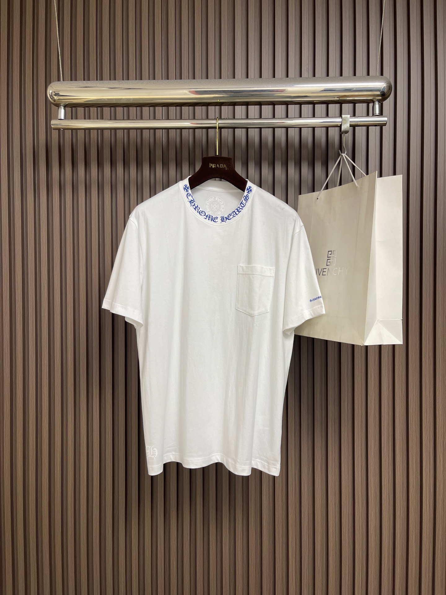 NO:875250,Chrome Hearts Ch  Crow heart pattern printed round neck short-sleeved T-shirt, this product is made of heavy combed cotton fabric, pre-shrunk, soft to the skin and not easy to deform. The classic round neck version is equipped with precision double-needle hemming technology, the neckline will not become loose easily after long-term wear; the body is stitched with flat car stitching, the stitching is even and fine, taking into account the stiffness and wearing comfort. The details show the ingenuity, and the back collar and cuffs are decorated with the brand logo.  The embroidery printing in a neutral fluorescent color, the stitching is exquisite and three-dimensional, and the dark pattern printing on the pockets and hem is presented through an environmentally friendly offset printing process, and the color is firm and does not fall off. The whole garment follows strict garment washing standards, which effectively reduces shrinkage, while retaining the natural breathable properties of cotton, suitable for daily wear in multiple scenes, with both durability and texture. The overall wiring is straight and delicate, the fabric is comfortable and soft, and the color is consistent without color difference.  It can be matched with the same style to create a fashionable look, and can be used in various occasions. Customized accessories, complete with three standards, same style for men and women!  Size S-XL,,chrome hearts,chrome hearts,T-shirt,tees,t-shirt,19860909Chrome Hearts Ch 克罗心图案印花圆领短袖T恤,本品采用重磅精梳纯棉面料织造,经预缩水处理,触感柔软亲肤且不易变形.经典圆领版型搭配精密双针包边工艺,领口久穿不易松垮；衣身采用平车锁边缝合,走线均匀细密,兼顾挺括感与穿着舒适度.细节处彰显匠心,后领与袖口饰有品牌标志性荧光色刺绣印花,针脚细腻立体,口袋与下摆处的暗纹印花则通过环保胶印工艺呈现,色彩牢固不脱落.全衣遵循严格的成衣水洗标准,有效减少缩水率,同时保留棉质天然透气属性,适配日常多场景穿搭,耐用性与质感兼具.整体走线平直细腻,面料舒适柔软,颜色一致无色差 能与同款搭配营造时尚造型,驾驭各种场合,定制辅料,三标齐全,男女同款！尺码S-XL,,chrome hearts,chrome hearts,T-shirt,tees，t-shirt,,Men's clothing