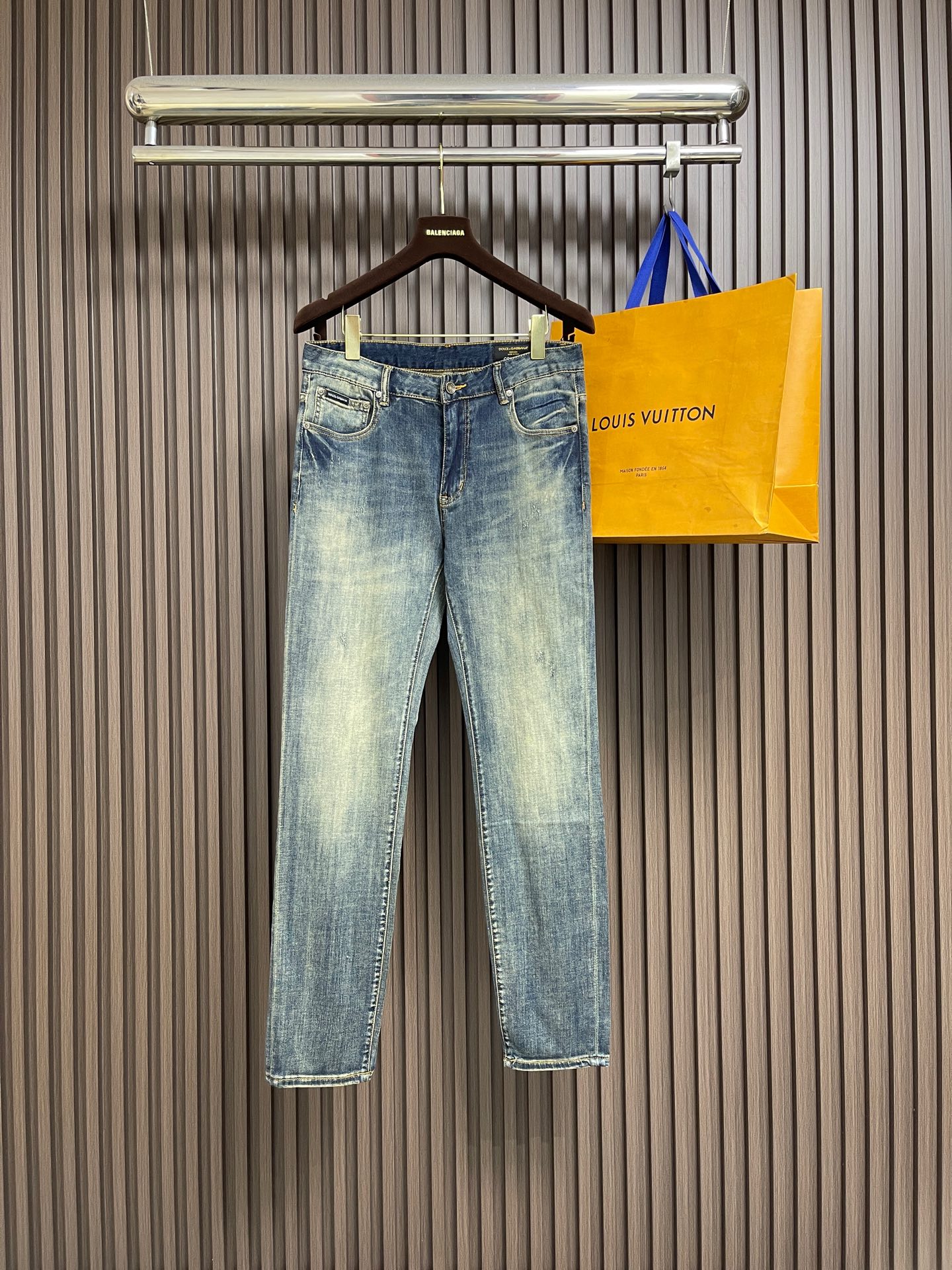 NO:875258,DG 2026SS new denim trousers with logo logo, suitable for daily life and leisure. The denim fabrics selected have all been washed, polished and distressed through multiple processes. The excellent fit makes the trousers have good upper body comfort, which is very important for jeans. The original hardware and accessories are provided by customers, with great sense of design, full details and workmanship. Sizes 29-38, 35, no 37,,jeans,19860909DG 2026SS新款仔章标识牛仔长裤,生活休闲日常皆宜.选用的牛仔布料全部经过多道工序洗水、打磨、做旧处理 极好的版型使的裤装有很好的上身舒适度,牛仔裤这点非常非常重要.客供原版五金辅料,极具设计感, 十足的细节、做工之处处到位.尺码29-38 有35 无37,,jeans,,Men's clothing