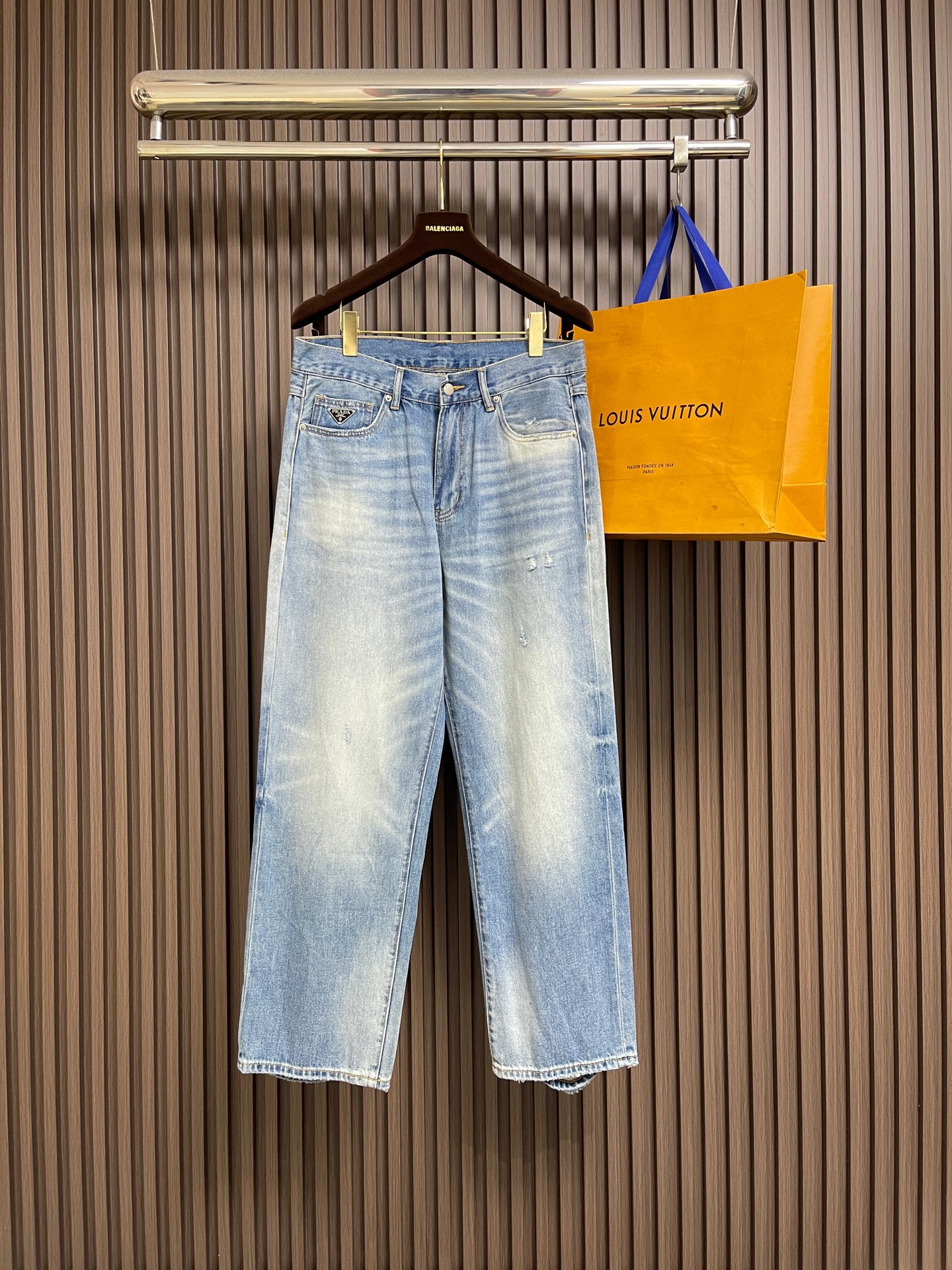 NO:875272,Prada 2026ss triangle logo jeans, original customized reproduction, customer-supplied hardware accessories, original quality imported denim fabric, heavy washing, fine workmanship, excellent upper body, preferred item. Sizes 30-38, yes 35, no 37,, prada,jeans,19860909Prada 2026ss三角标识牛仔裤 原版定制复刻 客供五金辅料 原单品质进口牛仔面料重工洗水 做工走线精细上身绝佳,优选单品.尺码30-38 有35 无37,,prada,jeans,,Men's clothing