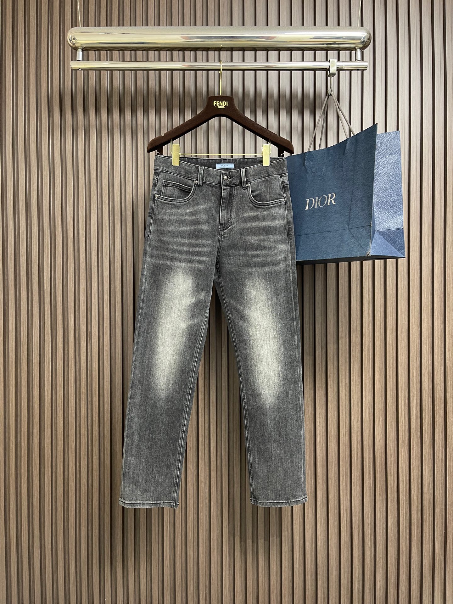 NO:875304,Prada 2026ss triangle logo jeans, original custom-made replica, customer-supplied hardware accessories, original quality imported denim fabric, heavy washing, fine workmanship, excellent upper body, preferred item. Sizes 29-36, no 35,, prada, jeans,19860909Prada 2026ss三角标识牛仔裤 原版定制复刻 客供五金辅料 原单品质进口牛仔面料重工洗水 做工走线精细上身绝佳,优选单品.尺码29-36 无35,,prada,jeans,,Men's clothing