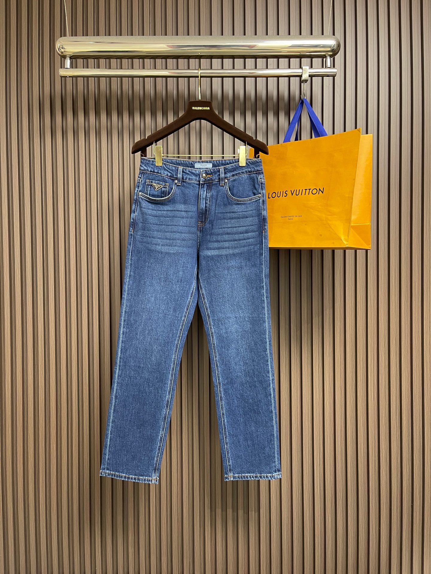NO:875305,Prada 2026ss triangle logo jeans, original custom-made replica, customer-supplied hardware accessories, original quality imported denim fabric, heavy washing, fine workmanship, excellent upper body, preferred item. Sizes 29-36, no 35,, prada, jeans,19860909Prada 2026ss三角标识牛仔裤 原版定制复刻 客供五金辅料 原单品质进口牛仔面料重工洗水 做工走线精细上身绝佳,优选单品.尺码29-36 无35,,prada,jeans,,Men's clothing
