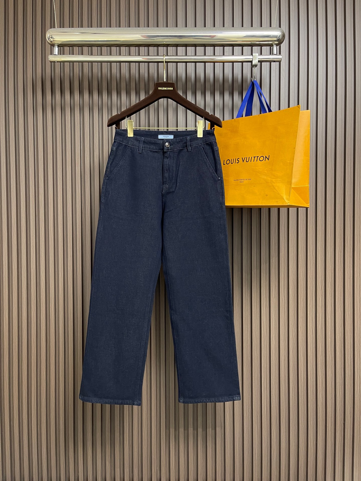 NO:875265,Prada 2026ss triangle logo jeans, original custom-made replica, customer-supplied hardware accessories, original quality imported denim fabric, heavy washing, fine workmanship, excellent upper body, preferred item. Sizes 29-36, no 35,, prada, jeans,19860909Prada 2026ss三角标识牛仔裤 原版定制复刻 客供五金辅料 原单品质进口牛仔面料重工洗水 做工走线精细上身绝佳,优选单品.尺码29-36 无35,,prada,jeans,,Men's clothing