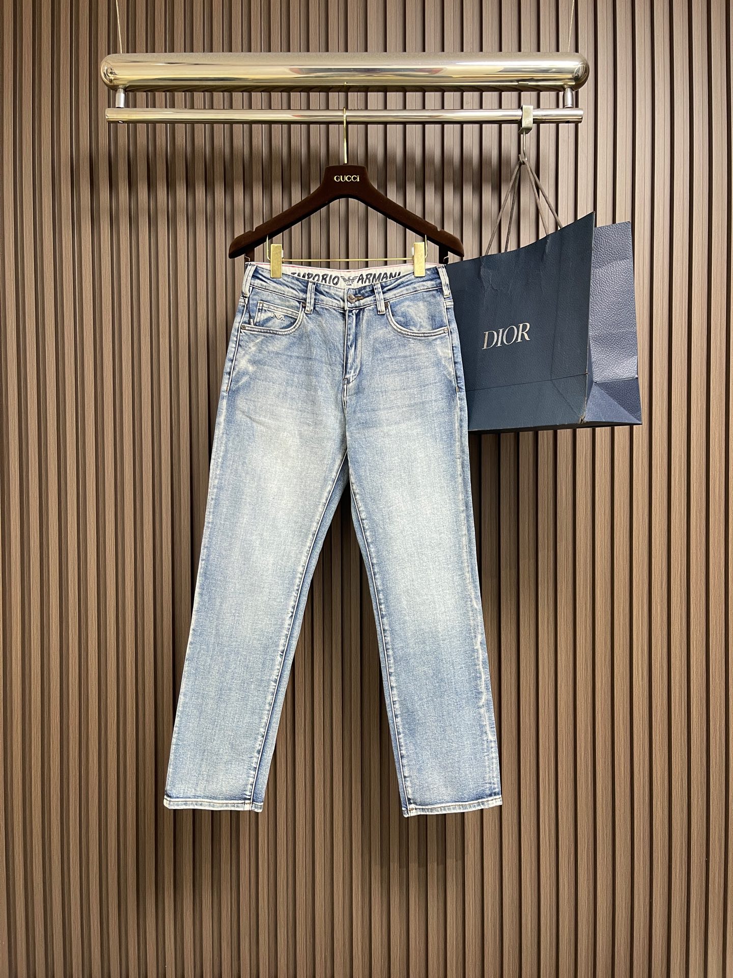 NO:875291,Emporio Armani EA 2026FW new summer jeans. Imported denim fabric, slightly elastic, naturally slim and slim. Soft, delicate, mid-waist, classic five pockets. Three-dimensional tailoring shows perfect shaping. Customized leather label hardware logo, super stylish, high-end appearance. Double hook stitching, exquisite workmanship, details show quality. Sizes 29-36 No 35,, armani, jeans,19860909Emporio Armani EA 2026FW夏季新款牛仔裤.进口牛仔布面料、略带弹性、自然修身显瘦.手感柔软、细腻、中腰、经典五口袋.立体剪裁展现完美塑形.客供定制皮标五金Logo,超级洋气、高端品相.双勾线缝制、工艺精湛、细节显品质.尺码29-36 无35,,armani,jeans,,Men's clothing