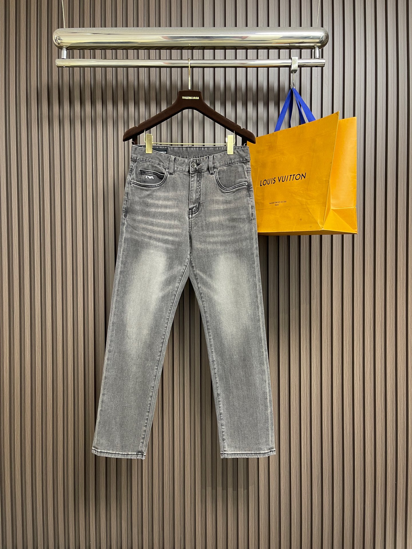 NO:875310,EmporioArmani Armani EA 2026SS summer new style retro jeans with hardware logo, custom-dyed twill denim fabric, cloud velvet cotton bag cloth, ready-to-wear fried colors, multiple horse positions, artificial grinding positions. Sizes 29-36 No 35,,armani,armani,jeans,19860909EmporioArmani阿玛尼 EA 2026SS夏季新款五金徽标复古牛仔裤,定制定染斜纹牛仔面料,云绒棉袋布,成衣炒色,多位马骝,人工磨位.尺码29-36 无35,,armani,armani,jeans,,Men's clothing