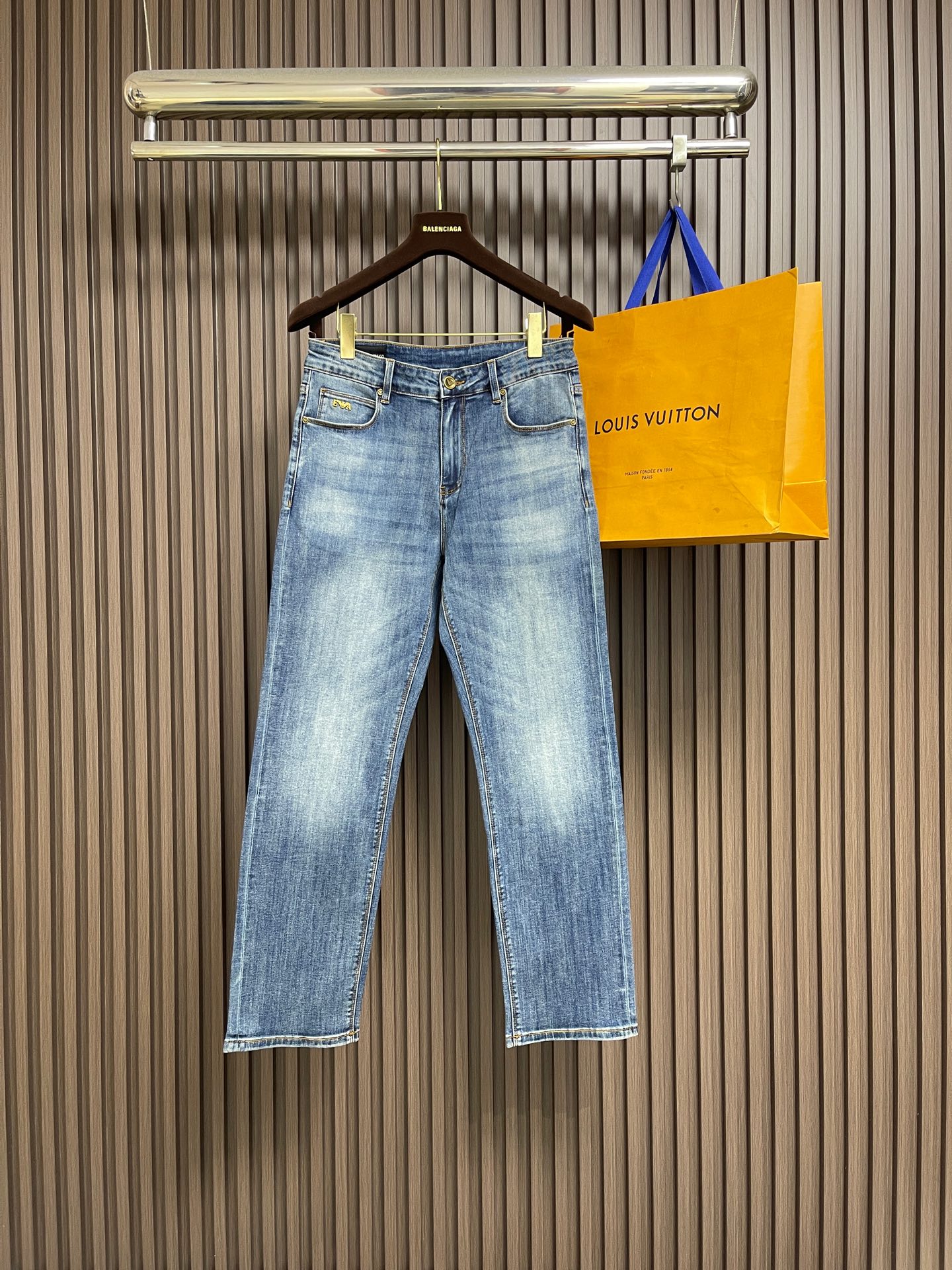 NO:875251,EmporioArmani Armani EA 2026SS summer new style retro jeans with hardware logo, custom-dyed twill denim fabric, cloud velvet cotton bag cloth, ready-to-wear fried colors, multiple horse positions, artificial grinding positions. Sizes 29-36 No 35,,armani,armani,jeans,19860909EmporioArmani阿玛尼 EA 2026SS夏季新款五金徽标复古牛仔裤,定制定染斜纹牛仔面料,云绒棉袋布,成衣炒色,多位马骝,人工磨位.尺码29-36 无35,,armani,armani,jeans,,Men's clothing
