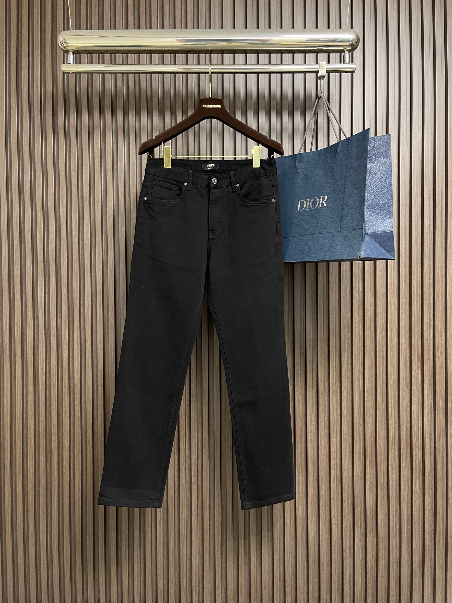 NO:875298,Fendi's new jeans, custom-made imported denim fabric, with outstanding texture. Classic five-pocket design, hardware logo design, original hardware accessories, meticulous attention to detail, and perfect production. Sizes 29-36, no 35,,fendi,jeans,19860909Fendi 新款牛仔裤,订制进口丹宁布料,质感卓然.经典五袋设计,五金logo标识设计,原厂一致五金辅料,细节做到极致,出品堪称完美.尺码29-36 无35,,fendi,jeans,,Men's clothing