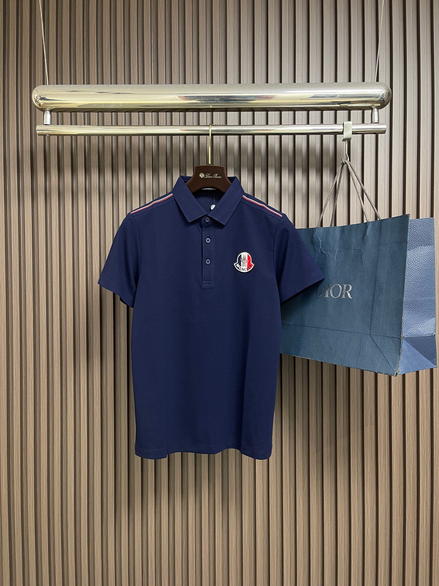 NO:903947,MONCLER  Logo patch cotton short-sleeved Polo, this MONCLER logo patch Polo fabric has a full and breathable texture, feels dry and skin-friendly, and has an anti-wrinkle and crisp texture. It is equipped with reinforced rib lapels, which will not be easily deformed after long-term wear; the cuffs and hem are made of double-line hemming technology, which is smooth and firm, and the details are fully displayed.  Quality. The left arm is embellished with a brand logo patch, low-key highlighting the brand style. The fit is neat and slightly loose, suitable for a variety of body shapes, suitable for business commuting and daily leisure. It is a versatile item that combines comfort and luxury in the summer wardrobe. The overall routing is straight and delicate, the fabric is comfortable and soft, and the color is consistent without color difference.  It can be matched with the same style to create a fashionable look, and can be used in various occasions. Customized accessories, complete with three standards, same style for men and women!  Size S-4XL,,T-shirt,19860909MONCLER 标识贴片棉质短袖Polo,这款MONCLER标识贴片POLO面料肌理饱满透气,触感干爽亲肤,自带抗皱挺括质感.搭配加固罗纹翻领,久穿不易变形；袖口与下摆采用双线包边工艺,平整牢固,细节尽显品质.左臂点缀品牌标识贴片,低调彰显品牌格调.版型利落微宽松,适配多种身形,兼具商务通勤与日常休闲属性,是夏季衣橱兼顾舒适与高级感的百搭单品.整体走线平直细腻,面料舒适柔软,颜色一致无色差 能与同款搭配营造时尚造型,驾驭各种场合,定制辅料,三标齐全,男女同款！尺码S-4XL,,T-shirt,,Men's clothing