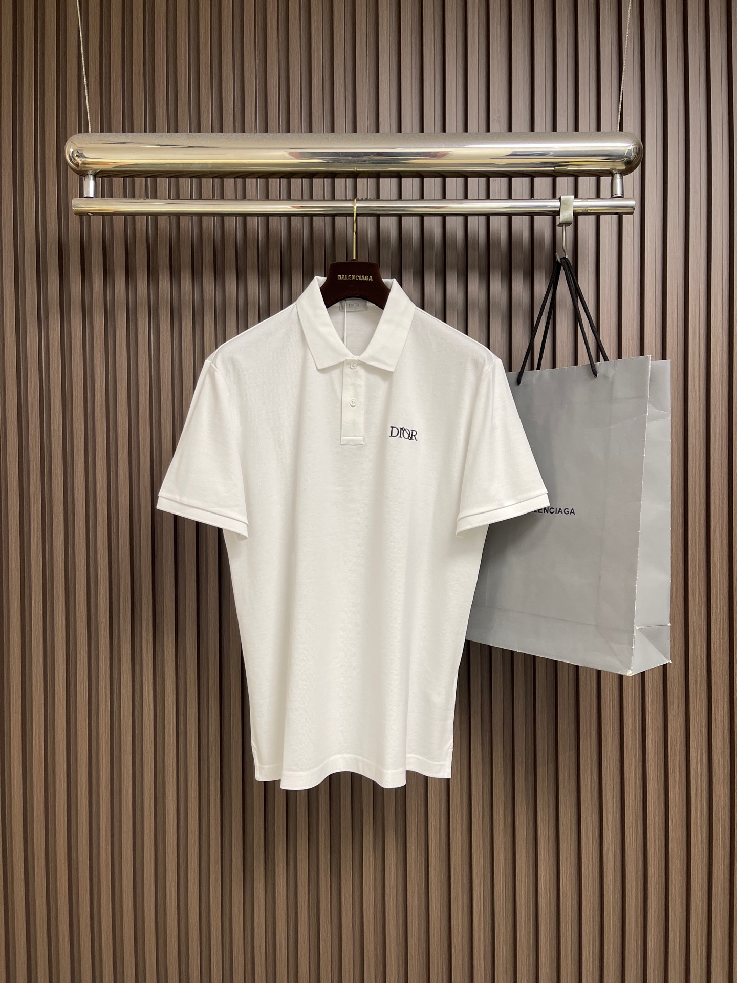 NO:903929,Dior  Short-sleeved Polo shirt with pin letter embroidery, made of high-density pique mesh cotton fabric, ingeniously spun with breathable pique texture, with airy feel, absorbs sweat in summer without being stuffy, and is stiff and not prone to collapse and deformation. Classic lapel + two-button placket design, neat small collar shape to modify the neck line, not picky on the face;  The cuffs are flat and hemmed, and the hem is cut with slits on the sides, optimizing the upper body's room for movement and allowing you to sit for long periods of time without being restrained. DI letter embroidery on the chest in the shape of gender needles, three-dimensional dense stitch embroidery by a master, the threads are tight and full, the lines are exquisite and delicate, and the brand recognition is hidden in a low-key manner. Sizes XS-XL  XS size shoulder width 46 bust 106 length 69 S size shoulder width 47 bust 110 length 71 M size shoulder width 48 bust 114 length 73 L size shoulder width 49 bust 118 length 75 XL size shoulder width 50 bust 122 length 77,, dior, T-shirt,19860909Dior 别针字母刺绣短袖Polo衫,甄选高密珠地网眼棉面料,匠心精纺透气珠地肌理,自带空气感,夏日穿吸汗不闷身,挺括不易软塌变形.经典翻领+两粒扣门襟设计,利落小领型修饰脖颈线条,不挑脸型；袖口平整包边做工,下摆侧边开叉剪裁,优化上身活动余量,日常久坐无束缚.胸口标志性别针造型DI字母刺绣,老师傅立体密针绣制,走线紧实饱满,线条精致细腻,低调暗藏品牌辨识度.尺码XS-XL XS码肩宽46胸围106衣长69  S码肩宽47胸围110衣长71  M码 肩宽48胸围114衣长73 L码 肩宽49胸围118衣长75  XL码 肩宽50胸围122衣长77,,dior,T-shirt,,Men's clothing