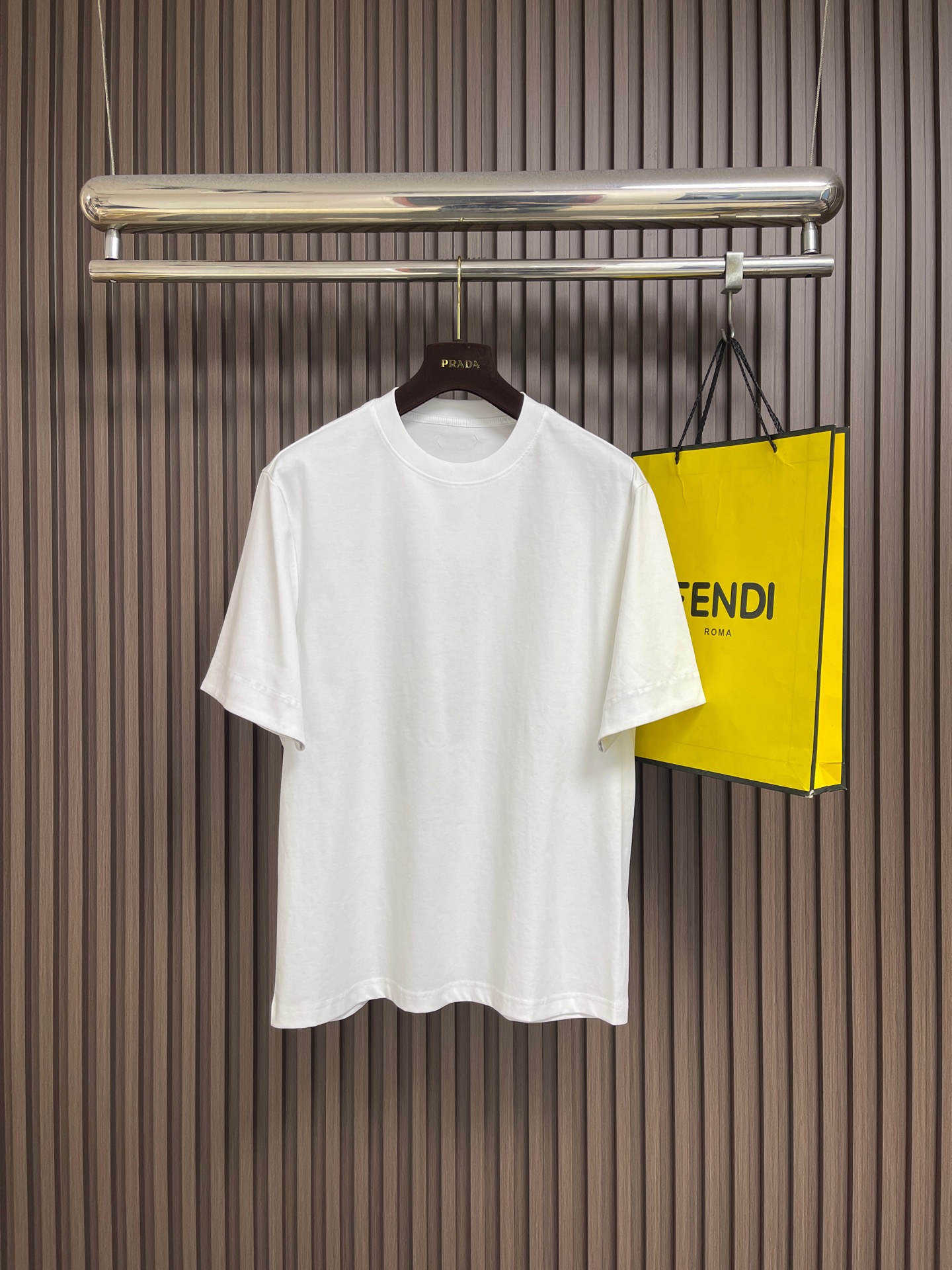 NO:903888,Dior  Short-sleeved T-shirt with presbyopic sleeves with side curling. Selected brand-specific custom-made high-count double-mercerized cotton gray fabric. It is made of Xinjiang long-staple cotton combed and spun. It has undergone pre-shrinking and liquid ammonia mercerization dual fabric processing to remove cotton fiber burrs and excess starch. The fabric surface is delicate and smooth with a matte and soft texture, which is different from ordinary plain fabrics on the market.  The patterned cotton is thin and rough. The fabric is heavy and draped, and the upper body is soft and waxy, skin-friendly and not sweaty. The natural cotton fiber is breathable and moisture-conducting, making it dry and non-sticky when worn in midsummer. The body is slightly loose and H-shaped with dropped shoulders, and the shoulder line naturally falls without weighing the shoulders. The back collar is designed with a brand logo label, which is thick and textured. Size M-5XL  M size bust 106 shoulder width 46.8 length 68.5 size L bust size 110 shoulder width 48 length 70  Shoulder width 52.8, length 75, 5XL size, bust 130, shoulder width 54, length 76, dior, T-shirt, tees, t-shirt,19860909Dior 侧边卷边老花袖短袖T恤,甄选品牌专属定制高支双丝光棉坯布,采用新疆长绒棉精梳纺纱,经过预缩、液氨丝光双重面料工艺处理,去除棉纤维毛刺与多余浆感,布面细腻顺滑自带哑光柔润质感,区别市面普通平纹棉的单薄粗糙.面料克重扎实垂坠有型,上身软糯亲肤不闷汗,天然棉纤维透气导湿,盛夏穿着干爽不粘身；衣身微宽松H型落肩剪裁,肩线自然落肩不压肩.后领品牌标识贴标设计,厚实有质感.尺码M-5XL M码 胸围106 肩宽46.8 衣长68.5 L码胸围110 肩宽48 衣长70 XL码 胸围114 肩宽49.2衣长71.5 XXL码 胸围118 肩宽50.4衣长73 3XL码 胸围122 肩宽51.6衣长74 4XL码 胸围126 肩宽52.8 衣长75 5XL码 胸围130 肩宽54 衣长76,,dior,T-shirt,tees，t-shirt,,Men's clothing