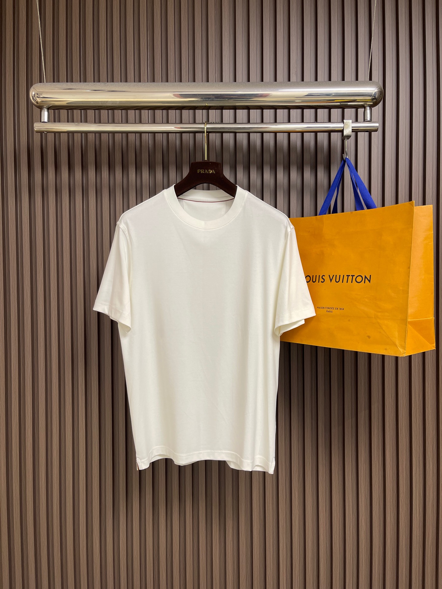 NO:950598,LP Loropiana silk cotton custom-woven short-sleeved T-shirt, refreshing and breathable!  The perfect fusion of elegance and sophistication. The selection of soft fabrics with delicate touch brings skin-friendly and comfortable wearing experience. The simple round-neck design is classic and elegant, suitable for a variety of styles. It can easily enhance the style whether it is matched with another. It is an excellent choice for daily outings and exquisite occasions. Sizes M-5XL M size Bust 106 Shoulder width 46.8 Length 68.5 L size Bust 110 Shoulder width 48 Length 70 XL size  Bust 114 Shoulder width 49.2 Length 71.5 XXL Bust 118 Shoulder width 50.4 Length 73 3XL Bust 122 Shoulder width 51.6 Length 74 4XL Bust 126 Shoulder width 52.8 Length 75 5XL Bust 130 Shoulder width 54 Length 76,,loro piana,loro  piana,T-shirt,tees,t-shirt,19860909LP Loropiana 丝棉定织短袖T恤,清爽透气！将优雅与精致完美融合.甄选轻柔面料,触感细腻,带来亲肤舒适的穿着体验.简约圆领设计,经典大方,适配多种风格,无论是搭配休能轻松提升造型格调,是日常出街与精致场合的绝佳选择.尺码M-5XL M码 胸围106 肩宽46.8 衣长68.5 L码胸围110 肩宽48 衣长70 XL码 胸围114 肩宽49.2衣长71.5 XXL码 胸围118 肩宽50.4衣长73 3XL码 胸围122 肩宽51.6衣长74 4XL码 胸围126 肩宽52.8 衣长75 5XL码 胸围130 肩宽54 衣长76,,loro piana,loro piana,T-shirt,tees，t-shirt,,Men's clothing