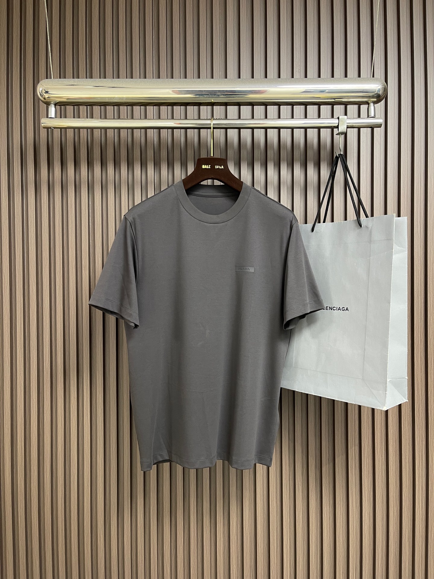 NO:903935,Prada offset printed letter logo short-sleeved T-shirt. The jersey T-shirt adheres to the brand's simple and gorgeous concept, and has evolved into an attitude, a unremitting pursuit of reinterpreting basic items and renewing the design connotation. The brand's iconic lettering logo is presented with offset printing splicing, cleverly embellishing the body. Size M-5XL M size Bust 106 Shoulder width 46.8 Length 68.5 L size Bust 110 Shoulder width 48  Length 70  Clothing length 76, prada, T-shirt, tees, t-shirt,19860909Prada 胶印字母logo标识短袖T恤,平纹针织T恤秉承品牌简约而华美的理念,已然演变为一种态度,一种重释基础单品,焕新设计内涵的不懈追求.品牌标志性的刻字徽标以胶印拼接呈现,巧妙点缀衣身 尺码M-5XL M码 胸围106 肩宽46.8 衣长68.5 L码胸围110 肩宽48 衣长70 XL码 胸围114 肩宽49.2衣长71.5 XXL码 胸围118 肩宽50.4衣长73 3XL码 胸围122 肩宽51.6衣长74 4XL码 胸围126 肩宽52.8 衣长75 5XL码 胸围130 肩宽54 衣长76,,prada,T-shirt,tees，t-shirt,,Men's clothing