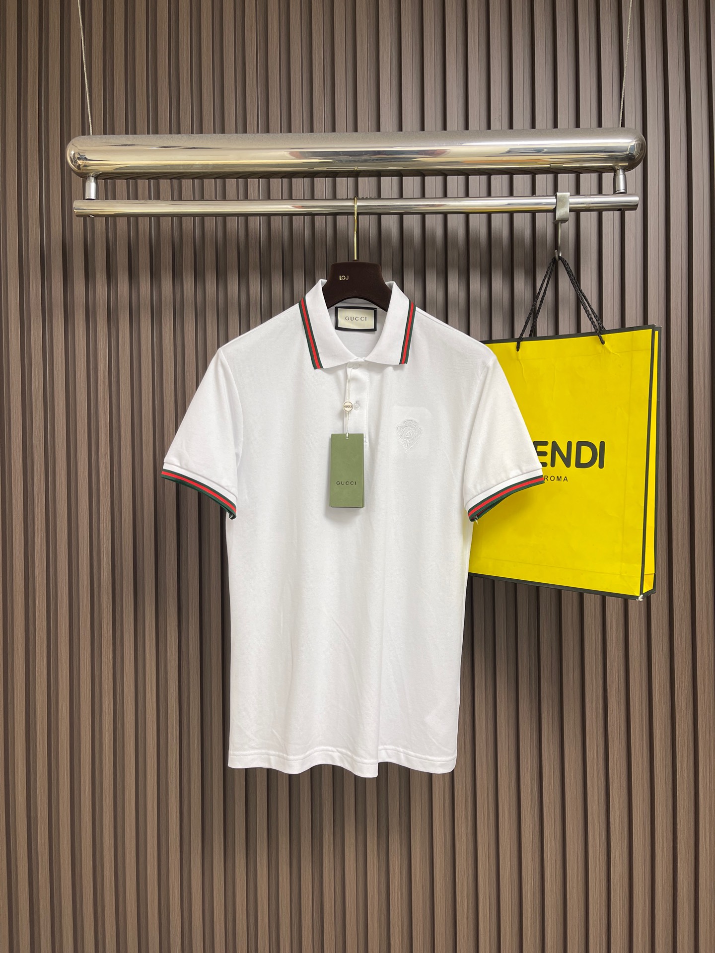 NO:928690,GUCCI logo collar short-sleeved POLO, made of customized high-density pique fabric, weighing 240g, has gone through 12 washing processes and high-temperature shaping, does not deform or shrink, is embellished with letter logo patterns, and is outlined with 0.3mm ultra-fine embroidery thread. Each button is custom-made with an exclusive mold to control high-end business venues, customized accessories, complete three labels, the same style for men and women!  Size M-3XL,,gucci,T-shirt,19860909GUCCI 徽标领短袖POLO,采用定制高密度珠地面料,克重240g,经过12道水洗工序＋高温定型,不变形不缩水,字母徽标图案点缀,采用0.3mm极细绣线勾勒,每颗扣子都是专属开模定制,驾驭高端商务场所,定制辅料,三标齐全,男女同款！尺码M-3XL,,gucci,T-shirt,,Men's clothing