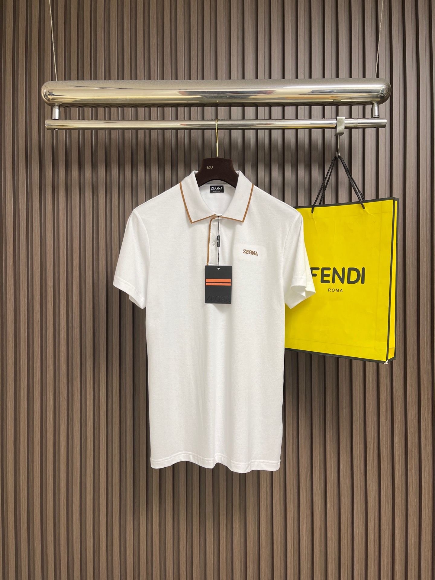 NO:928642,Zegna  2026SS new season cotton Polo shirt. This Polo shirt is made of proprietary Premium cotton fabric. It is elegant, timeless and durable, highlighting the charm of sophisticated casual clothing. The open collar adds a casual atmosphere to the classic short-sleeved silhouette.  The Premium cotton yarn used in this garment is made from only long cotton fibers, which combines strength, softness and durability, and can give a luxurious texture to daily looks. Sizes M-3XL,,miumiu,T-shirt,19860909Zegna 2026SS当季新款棉质Polo衫,此款Polo衫采用专有的Premium棉质面料制成,优雅隽永,经久耐穿,彰显考究休闲服饰魅力,式开领为经典短袖廓形增添闲适气息,这款服装所用的Premium棉质纱线仅甄选长棉纤维精制而成,兼具强韧度、柔软性和耐用性,能够为日常造型赋予奢华质感.尺码M-3XL,,miumiu,T-shirt,,Men's clothing
