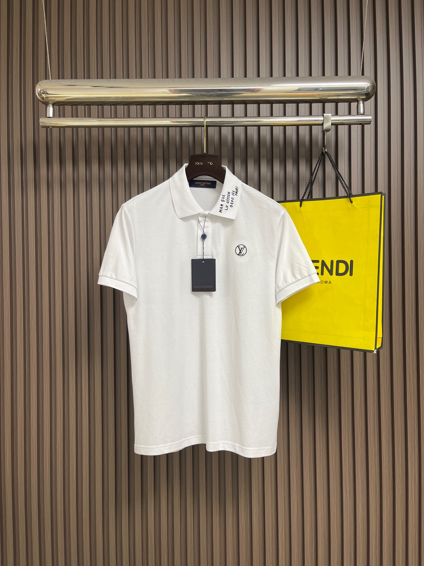 NO:928633,LV 2026ss new printed logo couple casual polo shirt, business commuting, classic polo lapel design, classic LV letter slogan on the collar. The design highlights personality and makes the entire line smoother. The most classic evergreen small label design  Exquisite logo design on the chest, pure cotton texture that is skin-friendly and comfortable, suitable for both business and leisure. The piqué cotton fabric is more breathable and drier than ordinary knitted fabrics. The 3D three-dimensional tailoring process makes the upper body three-dimensional. The chest printing is full of details and three-dimensional. It is made of 240 grams of pure cotton piqué fabric and customized buttons. Sizes M-3XL, Louis Vuitton,19860909LV 2026ss新款印花logo情侣休闲polo衫,商务通勤,经典polo翻领设计,领口经典lv字母标语 设计彰显个性,使整个线条更加流畅,最经典的一款常青小标设计 胸口精美的logo设计,纯棉质感亲肤舒适,商务休闲皆宜,珠地棉面料比普通针织布更加透气、干爽,3d立体剪裁工艺、上身版型立体,胸口印花更是细节拉满、立体饱满,采用240克全棉珠地棉面料、定制纽扣 尺码M-3XL,,louis vuitton,,Men's clothing