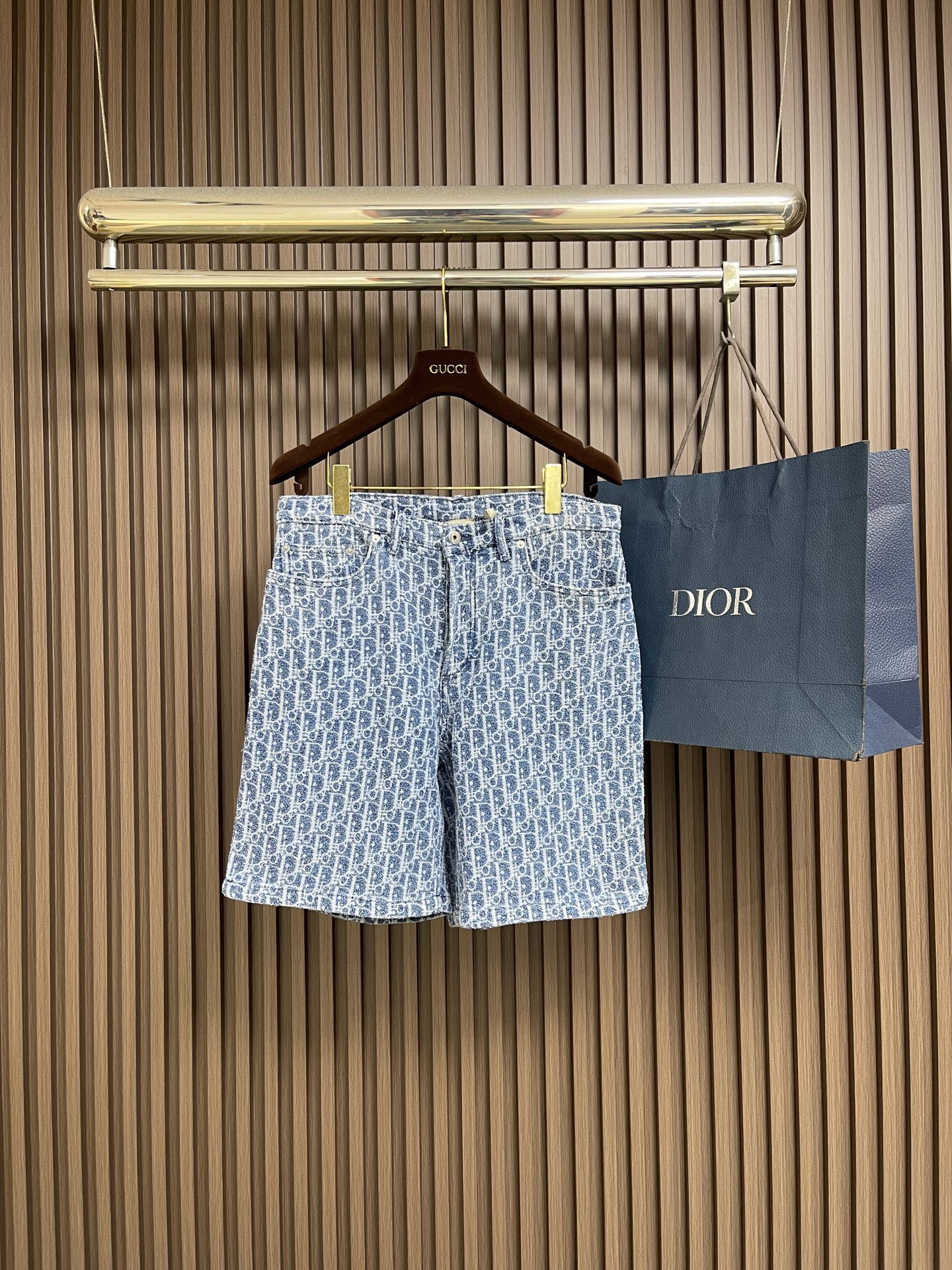 NO:903953,Dior blue full-frame old flower jacquard shorts. These shorts reinterpret the classic Oblique print through Jonathan Anderson's modern perspective. They are presented in a denim version. They are cleverly blended with different textures and weave designs to create a light and fluffy effect. Crafted from blue cotton blend twill fabric, decorated with Dr leather logo to enhance the style. Can be paired with a matching shirt to create a refined personality. Sizes 28-30-32-34-36  Size 28 waist 76 hips 104 pants length 50 30 size waist 80 hips 108 pants length 50.5 32 size waist 84 hips 112 pants length 51 34 size waist 88 hips 116 pants length 51.5 36 size waist 92 hips 120 pants length 52,,dior,shorts,shirts,19860909Dior 蓝色全幅老花提花短裤,这款短裤通过乔纳森·安德森 (Jonathan Anderson) 的现代视角焕新演绎经典的Oblique印花,以牛仔版本呈现,由不同纹理与织造设计的巧妙融合,营造出轻盈、蓬松的效果.采用蓝色棉质混纺斜纹面料精心制作,饰以Dr皮革标牌提升格调.可与配套的衬衫搭配,打造精致的个性造型.尺码28-30-32-34-36 28码腰围76 臀围104裤长50 30码腰围80 臀围108裤长50.5 32码腰围84 臀围112 裤长51 34码腰围88 臀围116 裤长51.5 36码腰围92 臀围120 裤长52,,dior,shorts,shirts,,Men's clothing