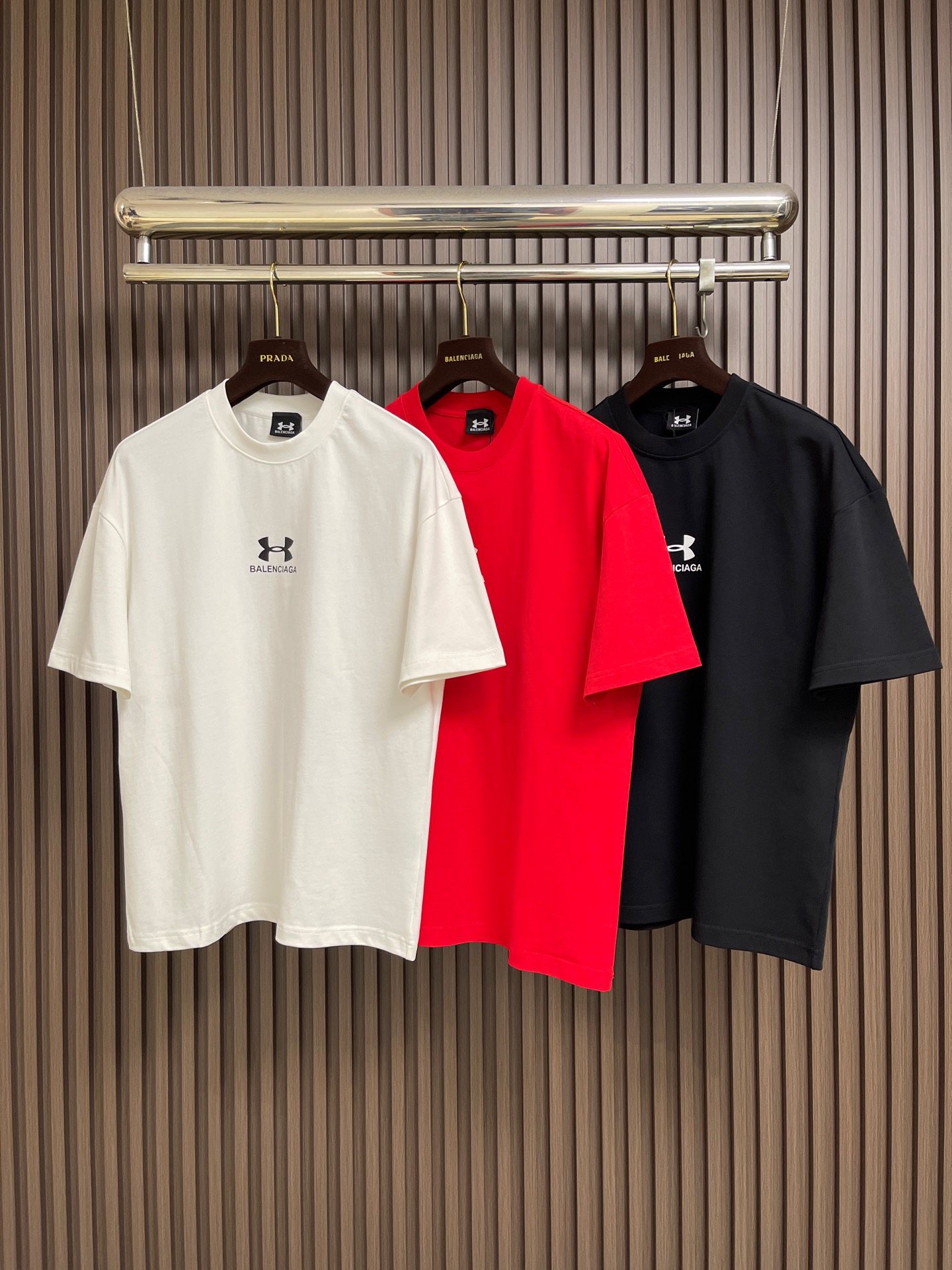 🛒🛒Balenciaga 2026ss夏季新款 巴黎世家＆安德玛联名印花洗水短袖T恤，简约却透着不羁，胸