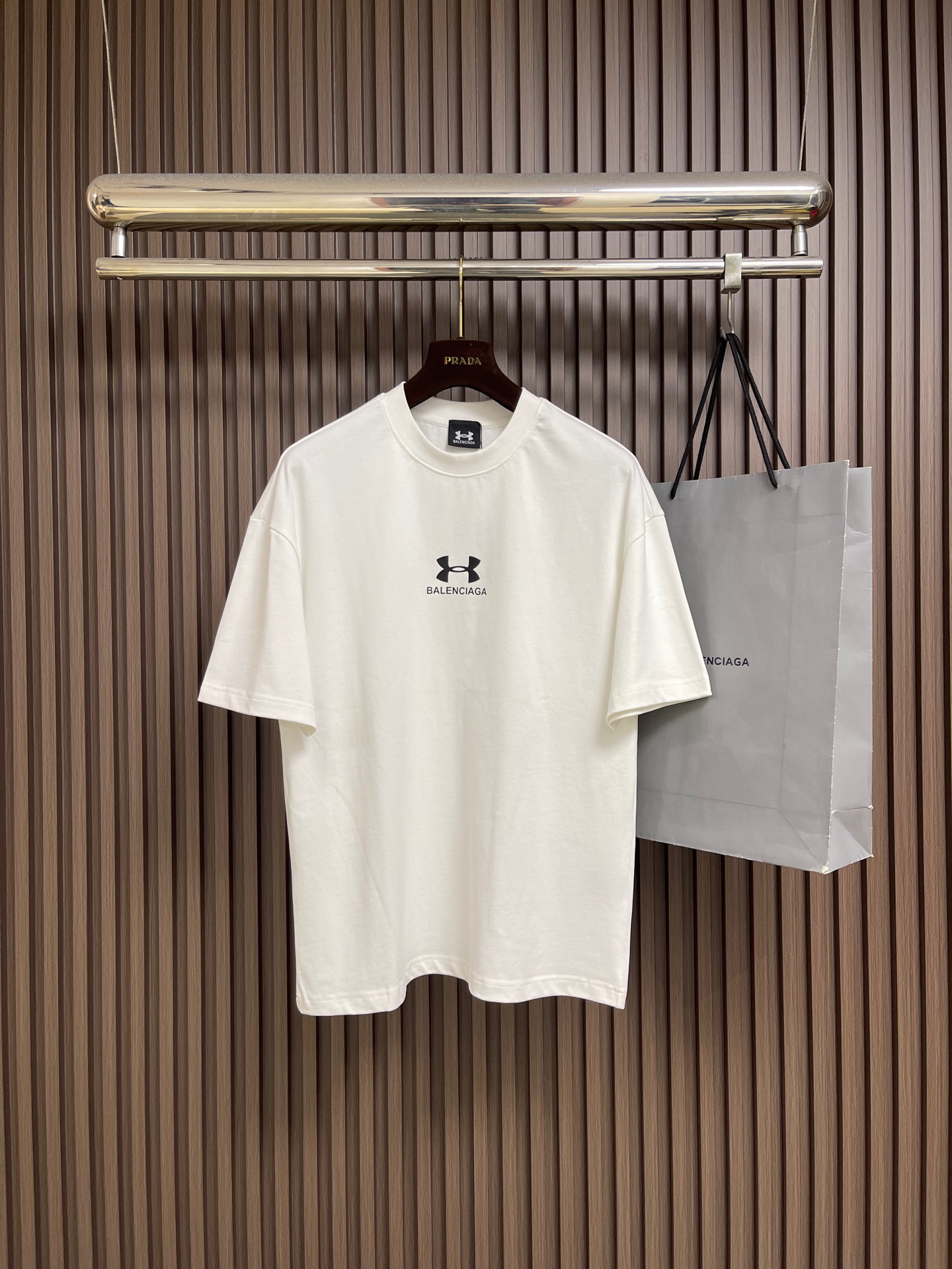 🛒🛒Balenciaga 2026ss夏季新款 巴黎世家＆安德玛联名印花洗水短袖T恤，简约却透着不羁，胸