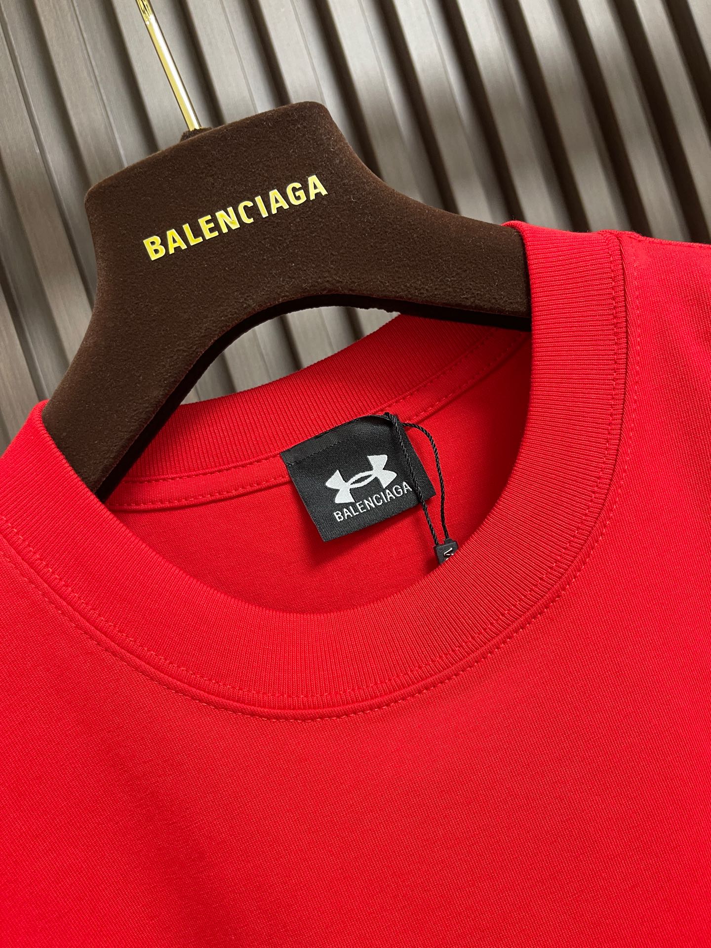 🛒🛒Balenciaga 2026ss夏季新款 巴黎世家＆安德玛联名印花洗水短袖T恤，简约却透着不羁，胸