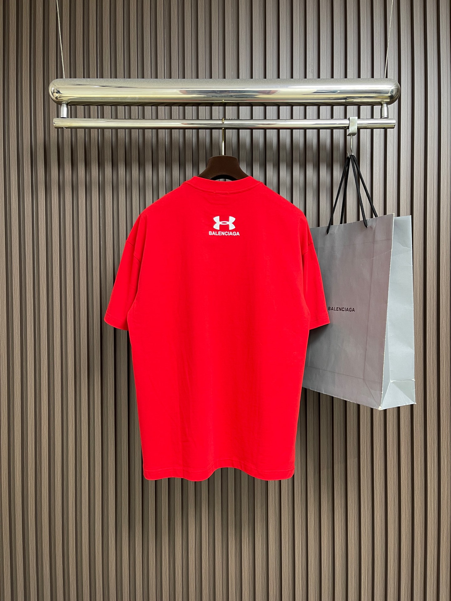 🛒🛒Balenciaga 2026ss夏季新款 巴黎世家＆安德玛联名印花洗水短袖T恤，简约却透着不羁，胸