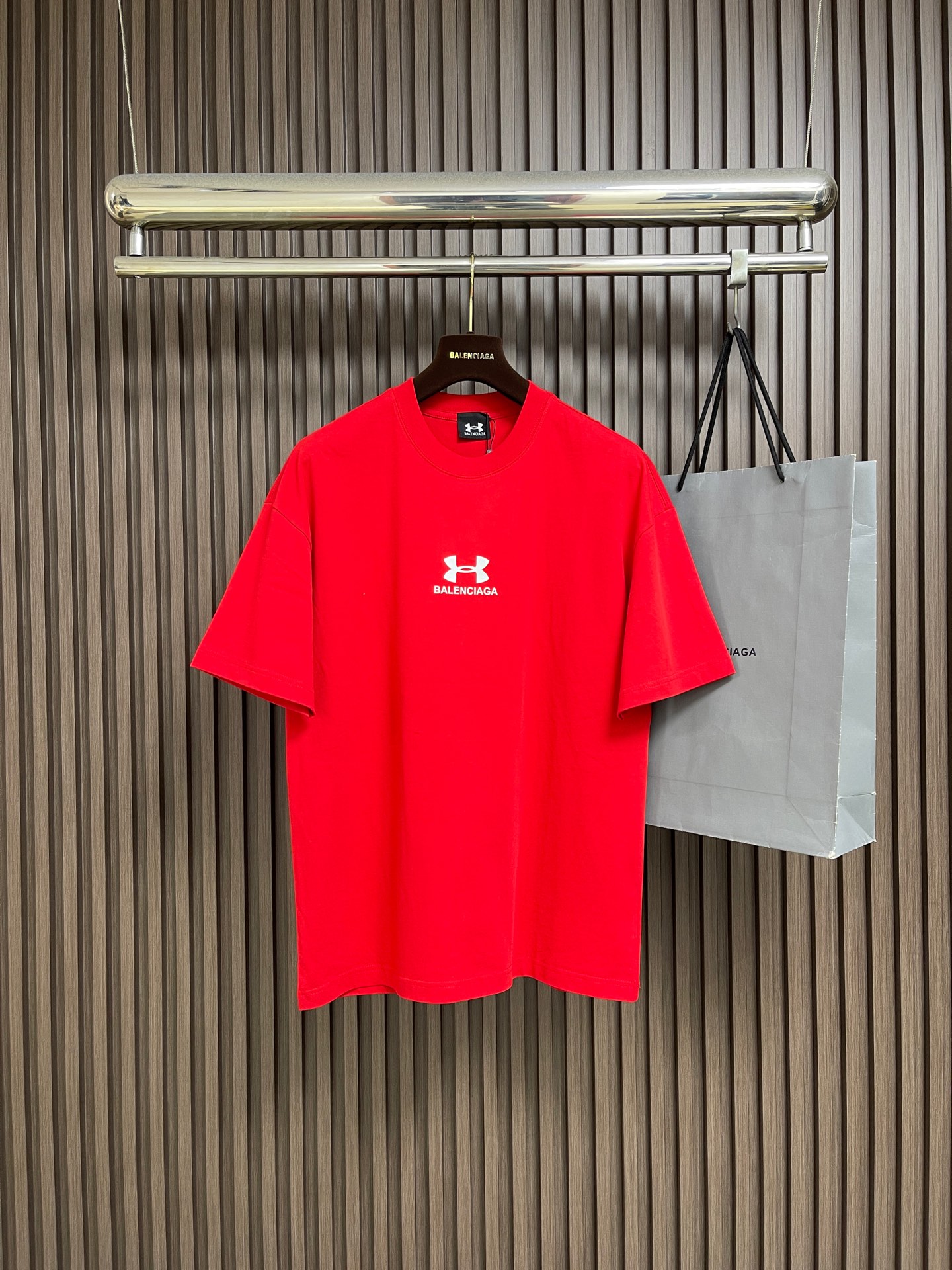 🛒🛒Balenciaga 2026ss夏季新款 巴黎世家＆安德玛联名印花洗水短袖T恤，简约却透着不羁，胸