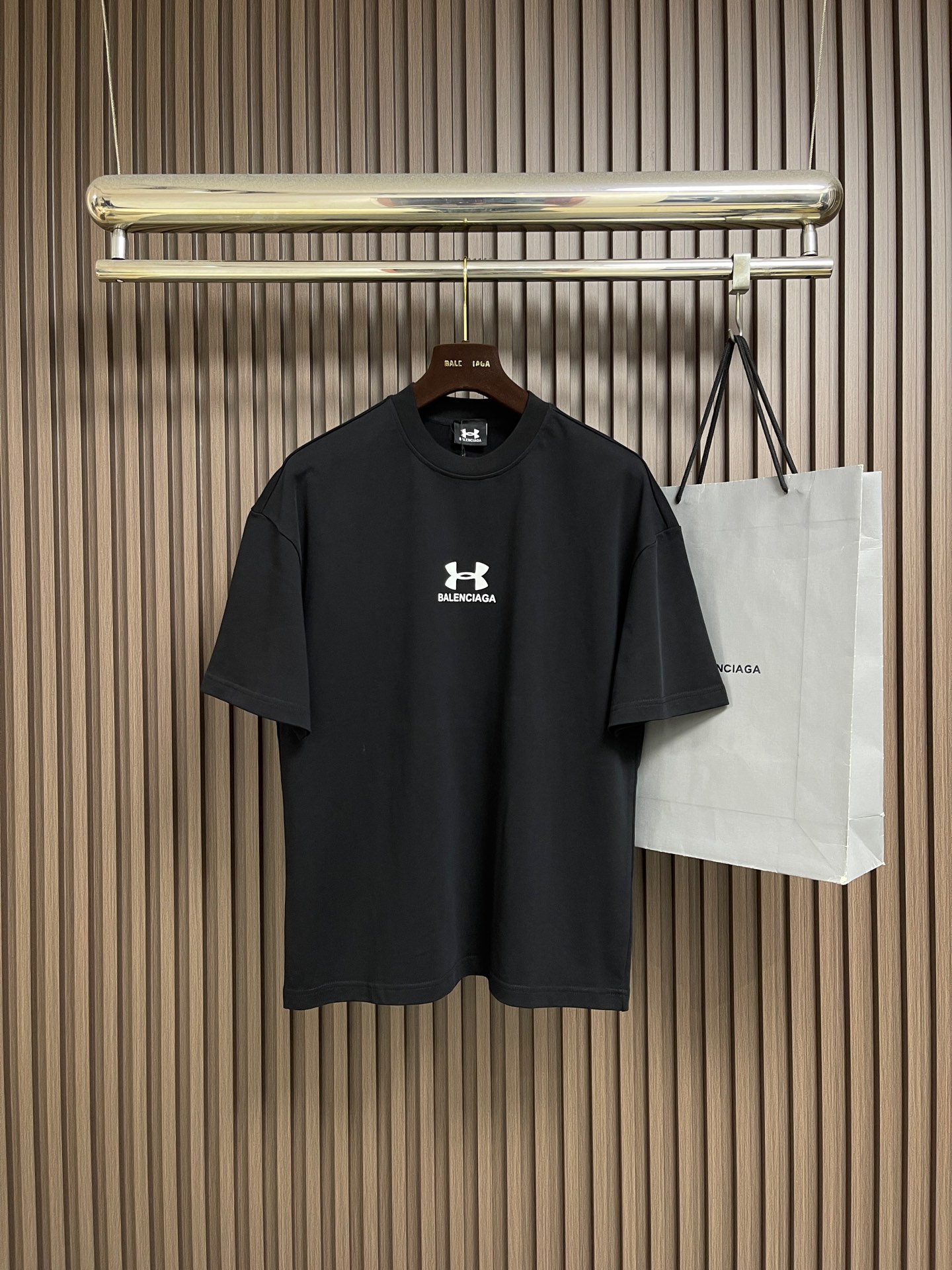 🛒🛒Balenciaga 2026ss夏季新款 巴黎世家＆安德玛联名印花洗水短袖T恤，简约却透着不羁，胸