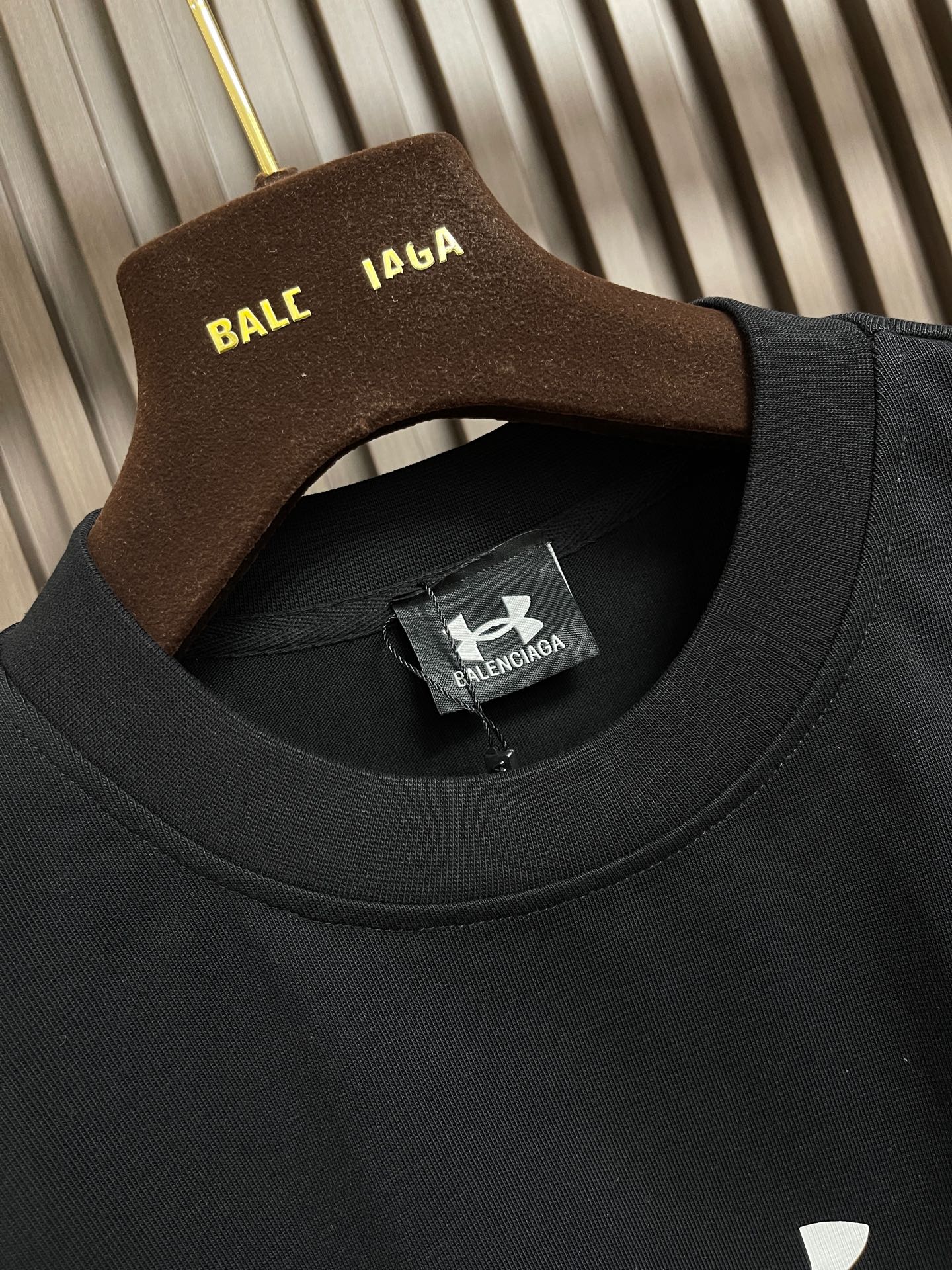🛒🛒Balenciaga 2026ss夏季新款 巴黎世家＆安德玛联名印花洗水短袖T恤，简约却透着不羁，胸