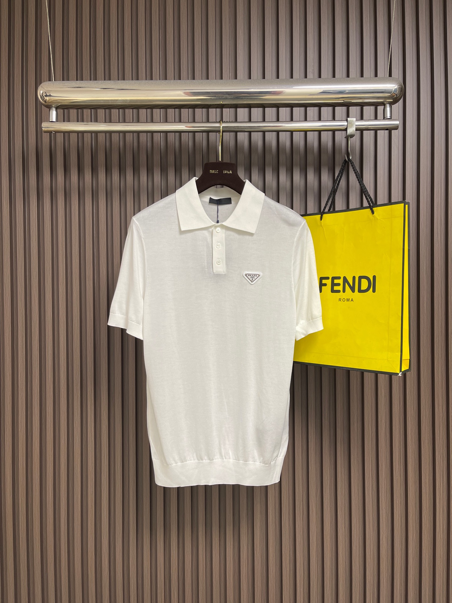 NO:903895,Prada embroidered logo Polo collar short-sleeved sweater, custom-woven cloud cotton is fine and tight, comfortable and close to the skin, dark as dark as night, quiet but hiding strength, spreading the minimalist and majestic luxury charm, classic lapel outlines neat lines, embellished with PRADA triangle logo on the chest, breaking the monotony without losing restraint. Condensing the dynamic charm of Milan's top luxury in contrasting colors, showing the noble balance of Italian minimalism, using imported machine embroidery technology  Using advanced computer control systems and precision mechanical components, high precision, smooth and delicate lines, soft and deodorizing process of garment washing water, deep cleaning and deodorizing of clothes through professional washing equipment and specific detergents, improving the feel and appearance of clothes. Sizes M-3XL, prada, T-shirt,19860909Prada 刺绣徽标Polo领短袖针织衫,定织云絮棉细腻紧致 舒适贴肤 墨夜般的沉黑 沉静却藏力量 铺展极简磅礴的奢雅气韵 经典翻领勾勒利落线条 胸口点缀PRADA三角标识 既打破单调又不失克制 于撞色中凝萃米兰顶奢的灵动气韵 尽显意式极简的矜贵平衡 采用进口机刺绣工艺 使用先进的计算机控制系统和精密的机械部件 精度高 线条流畅而细腻 成衣洗水加软去味工艺 通过专业的洗涤设备和特定的洗涤剂 对衣物进行深度清洁和去味处理 改善衣物的手感和外观.尺码M-3XL,,prada,T-shirt,,Men's clothing