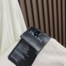 🛒🛒Prada 半拉链针织短袖Polo衫,客供面料舒适透气 挺括有型标志性Prada刺绣标识点缀正面 立 🛒🛒Prada 半拉链针织短袖Polo衫,客供面料舒适透气 挺括有型标志性Prada刺绣标识点缀正面 立
