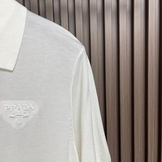 🛒🛒Prada 半拉链针织短袖Polo衫,客供面料舒适透气 挺括有型标志性Prada刺绣标识点缀正面 立 🛒🛒Prada 半拉链针织短袖Polo衫,客供面料舒适透气 挺括有型标志性Prada刺绣标识点缀正面 立