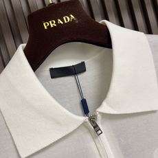🛒🛒Prada 半拉链针织短袖Polo衫,客供面料舒适透气 挺括有型标志性Prada刺绣标识点缀正面 立 🛒🛒Prada 半拉链针织短袖Polo衫,客供面料舒适透气 挺括有型标志性Prada刺绣标识点缀正面 立
