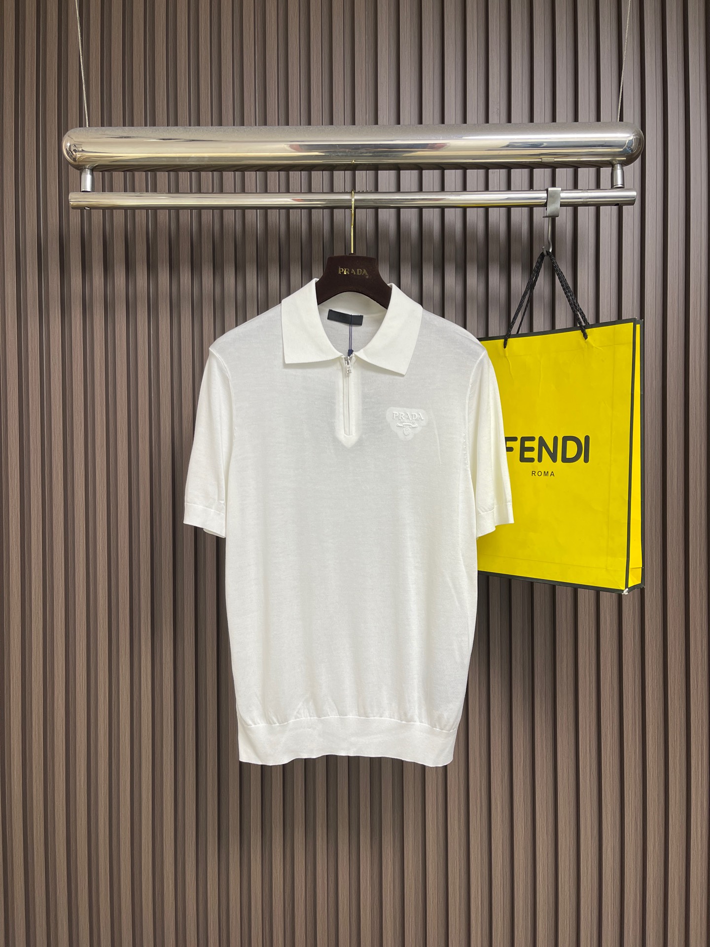 🛒🛒Prada 半拉链针织短袖Polo衫，客供面料舒适透气 挺括有型标志性Prada刺绣标识点缀正面 立