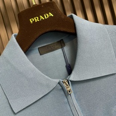 🛒🛒Prada 半拉链针织短袖Polo衫,客供面料舒适透气 挺括有型标志性Prada刺绣标识点缀正面 立 🛒🛒Prada 半拉链针织短袖Polo衫,客供面料舒适透气 挺括有型标志性Prada刺绣标识点缀正面 立