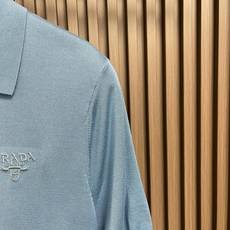 🛒🛒Prada 半拉链针织短袖Polo衫,客供面料舒适透气 挺括有型标志性Prada刺绣标识点缀正面 立 🛒🛒Prada 半拉链针织短袖Polo衫,客供面料舒适透气 挺括有型标志性Prada刺绣标识点缀正面 立