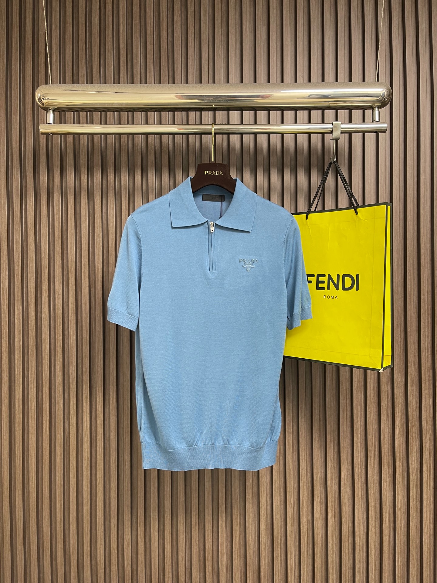 🛒🛒Prada 半拉链针织短袖Polo衫，客供面料舒适透气 挺括有型标志性Prada刺绣标识点缀正面 立