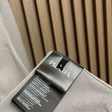 🛒🛒Prada 半拉链针织短袖Polo衫,客供面料舒适透气 挺括有型标志性Prada刺绣标识点缀正面 立 🛒🛒Prada 半拉链针织短袖Polo衫,客供面料舒适透气 挺括有型标志性Prada刺绣标识点缀正面 立