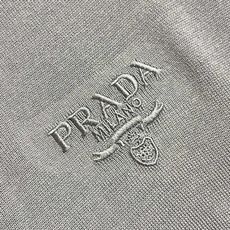 🛒🛒Prada 半拉链针织短袖Polo衫,客供面料舒适透气 挺括有型标志性Prada刺绣标识点缀正面 立 🛒🛒Prada 半拉链针织短袖Polo衫,客供面料舒适透气 挺括有型标志性Prada刺绣标识点缀正面 立