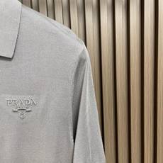 🛒🛒Prada 半拉链针织短袖Polo衫,客供面料舒适透气 挺括有型标志性Prada刺绣标识点缀正面 立 🛒🛒Prada 半拉链针织短袖Polo衫,客供面料舒适透气 挺括有型标志性Prada刺绣标识点缀正面 立
