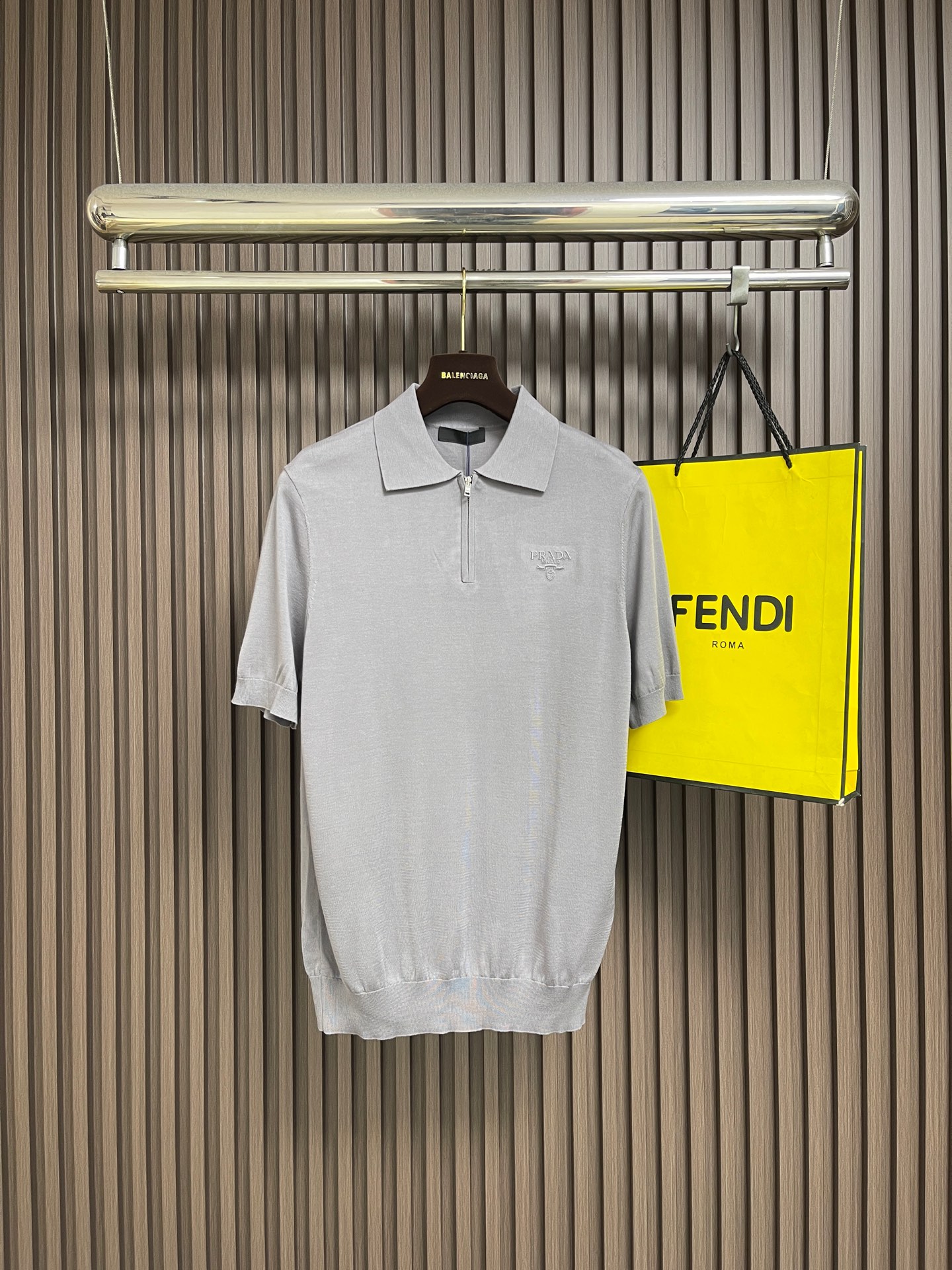 🛒🛒Prada 半拉链针织短袖Polo衫，客供面料舒适透气 挺括有型标志性Prada刺绣标识点缀正面 立