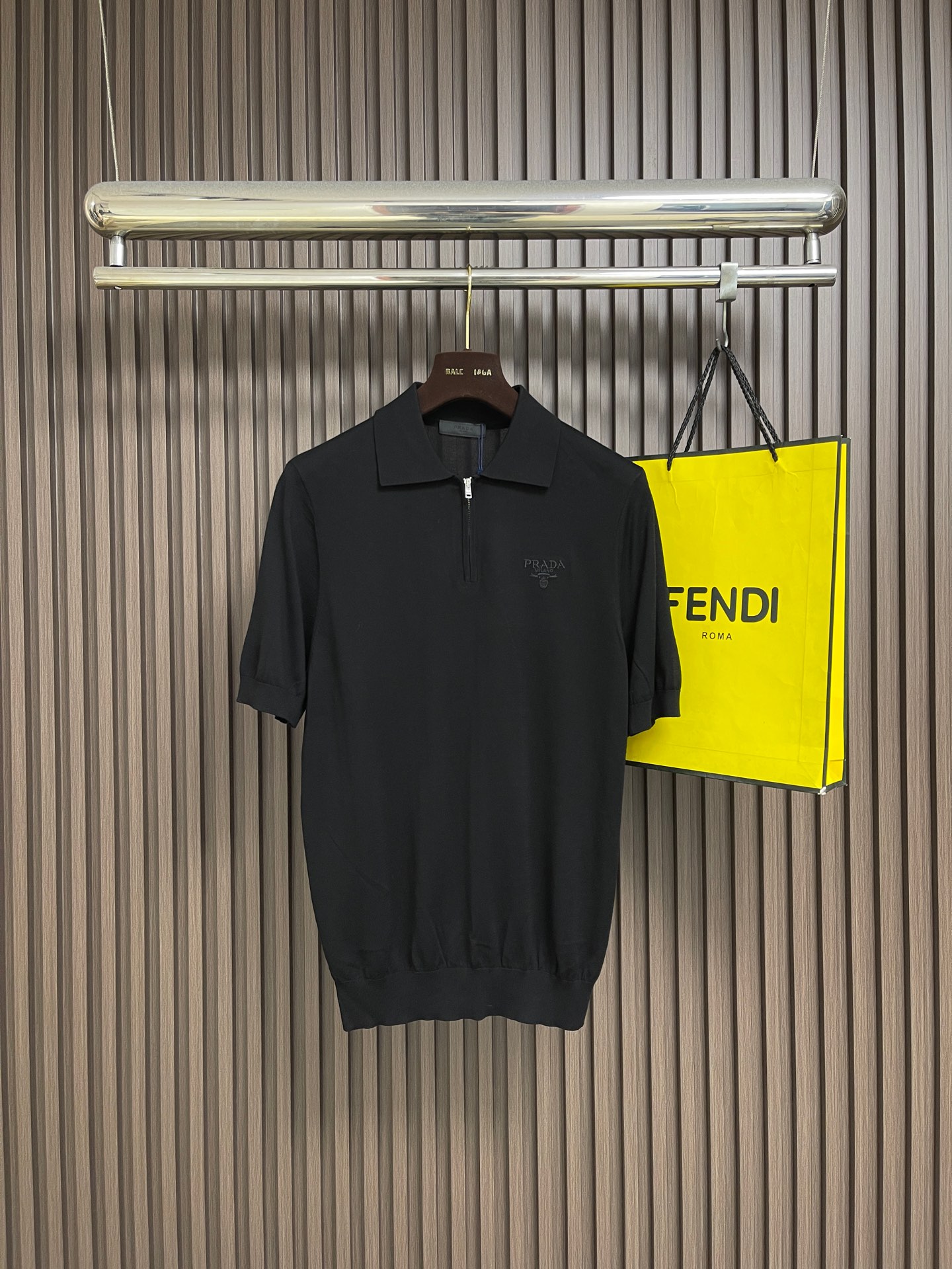 🛒🛒Prada 半拉链针织短袖Polo衫，客供面料舒适透气 挺括有型标志性Prada刺绣标识点缀正面 立